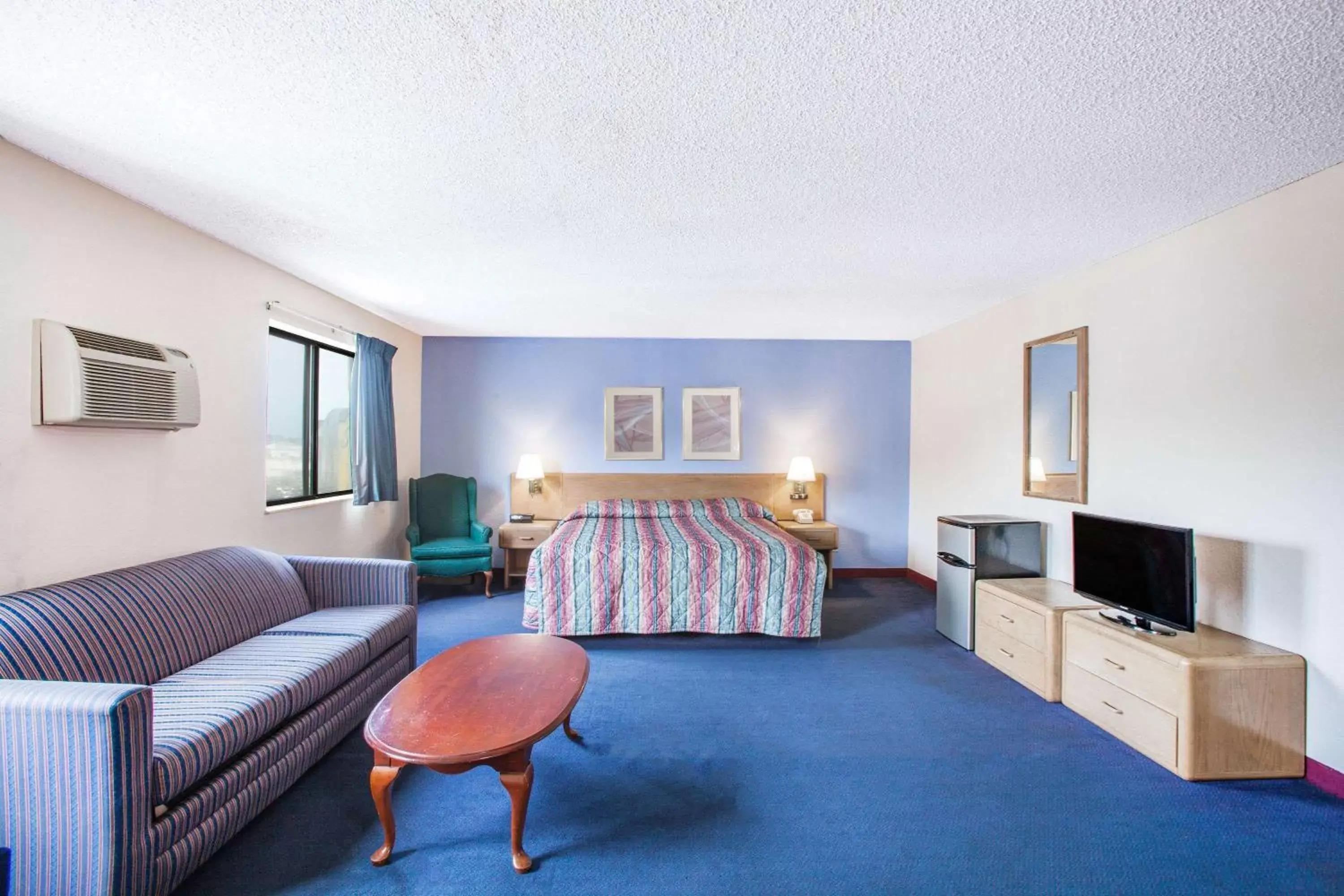 Photo of the whole room in Super 8 by Wyndham Hot Springs