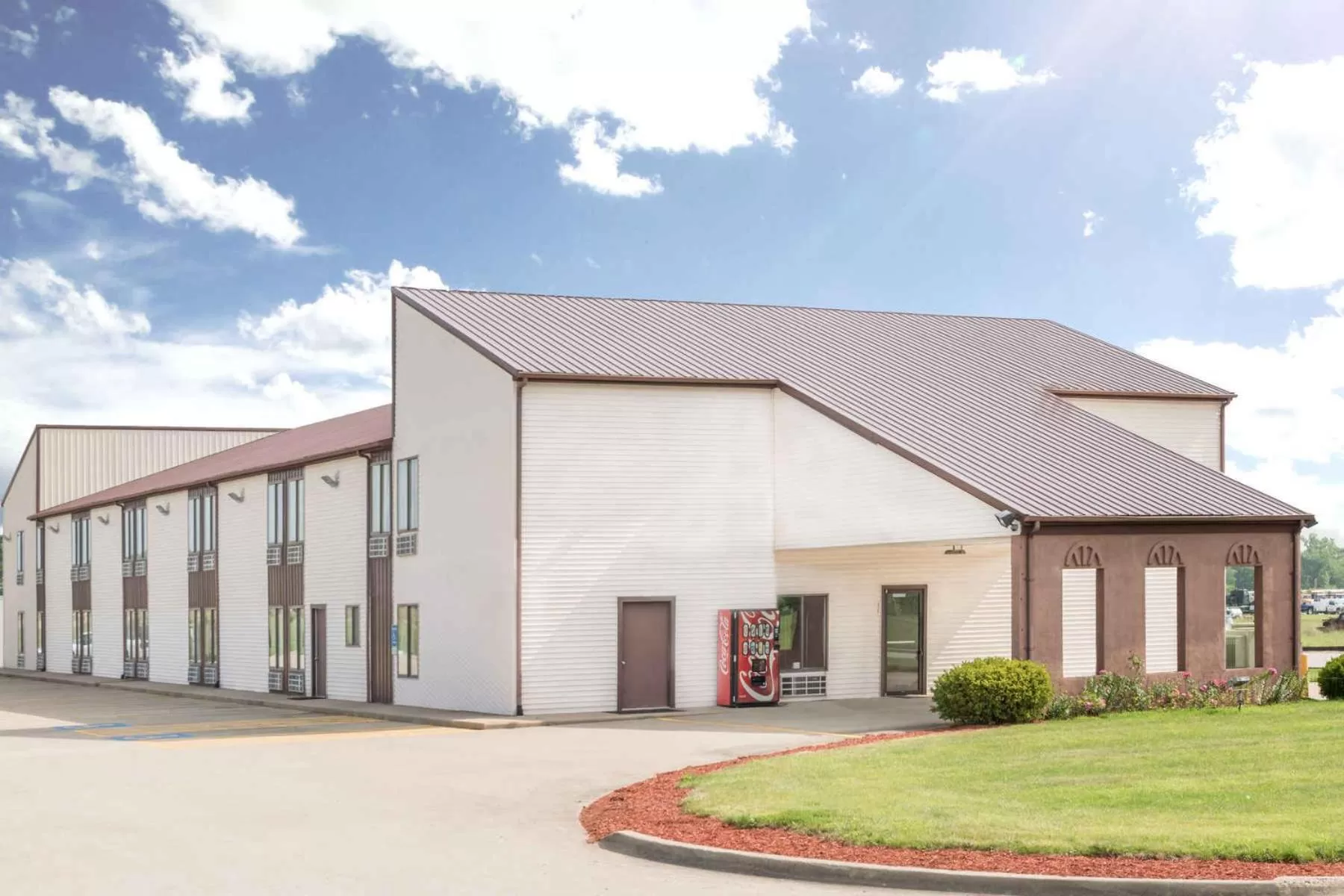 Facade/entrance in Super 8 by Wyndham Marshall