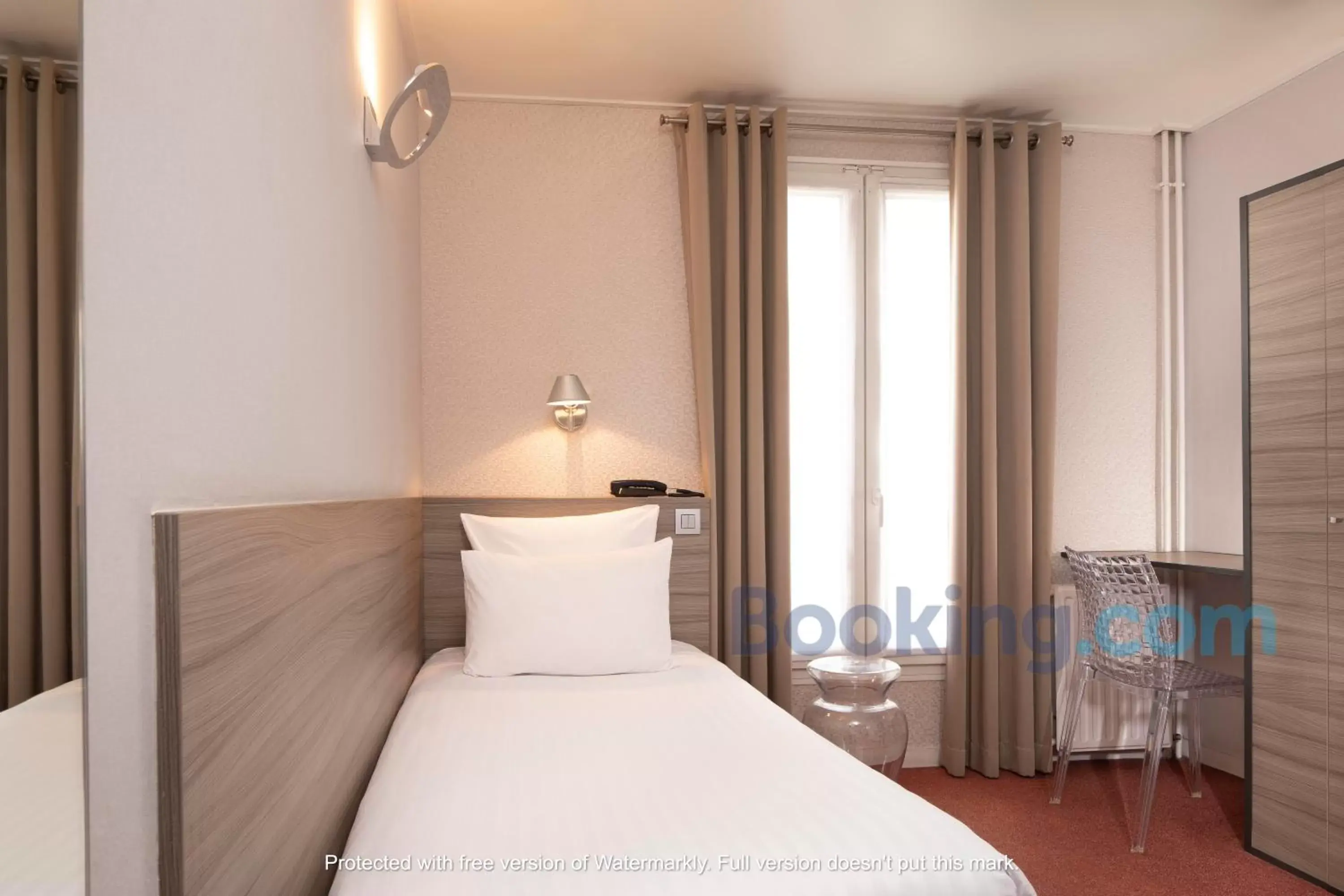 Bedroom, Bed in Hôtel des 3 Collèges