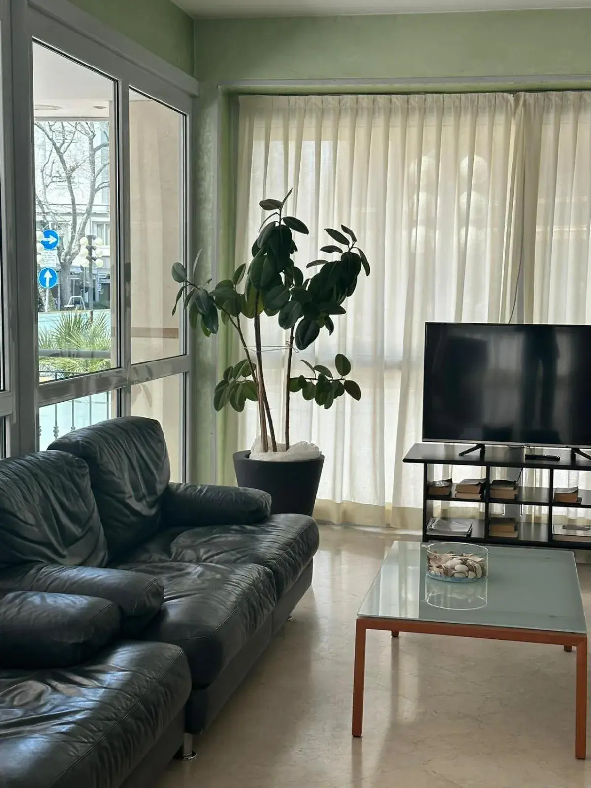 Communal lounge/ TV room, Seating Area in Hotel Ambra