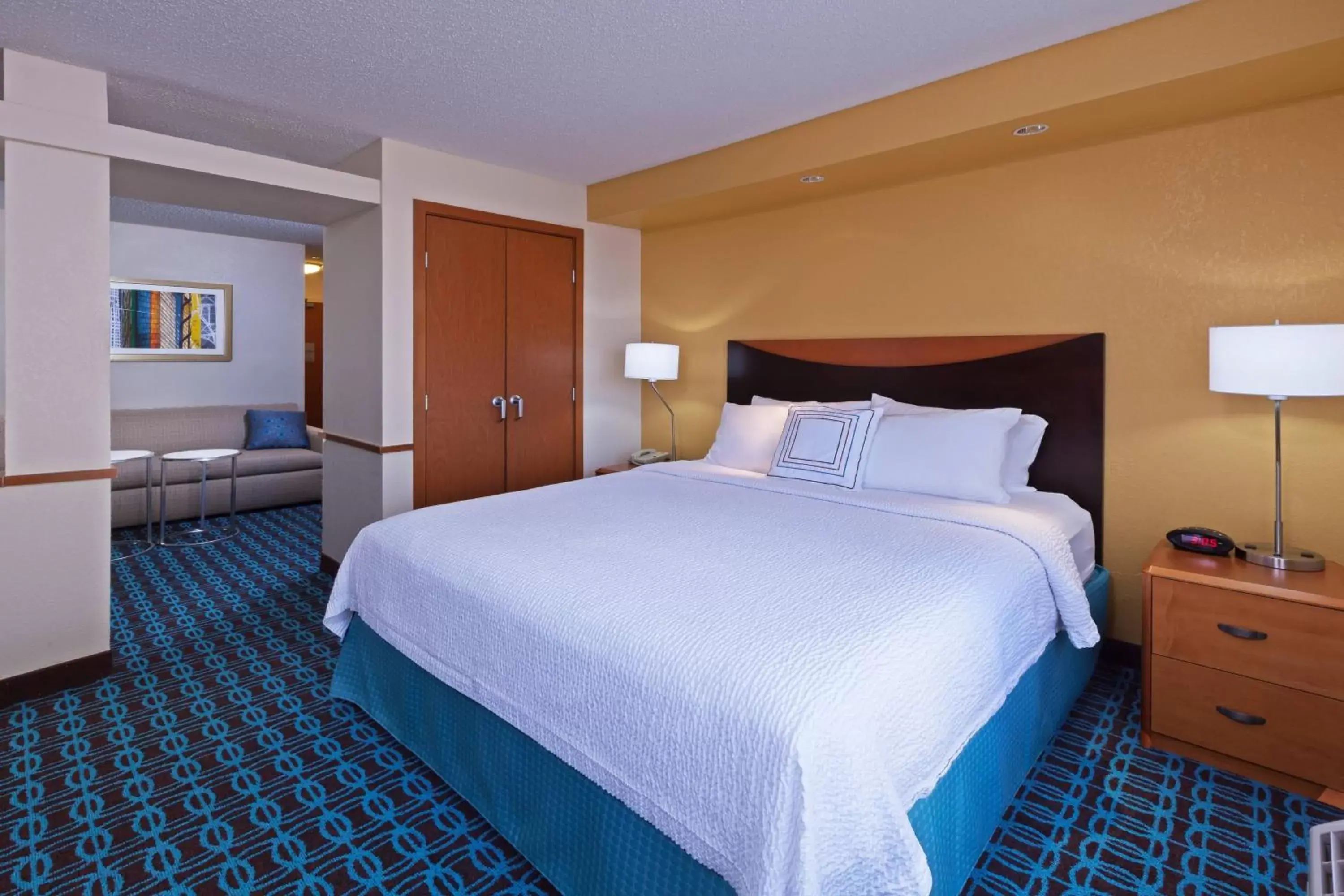 Bedroom, Bed in Fairfield Inn & Suites by Marriott Rogers