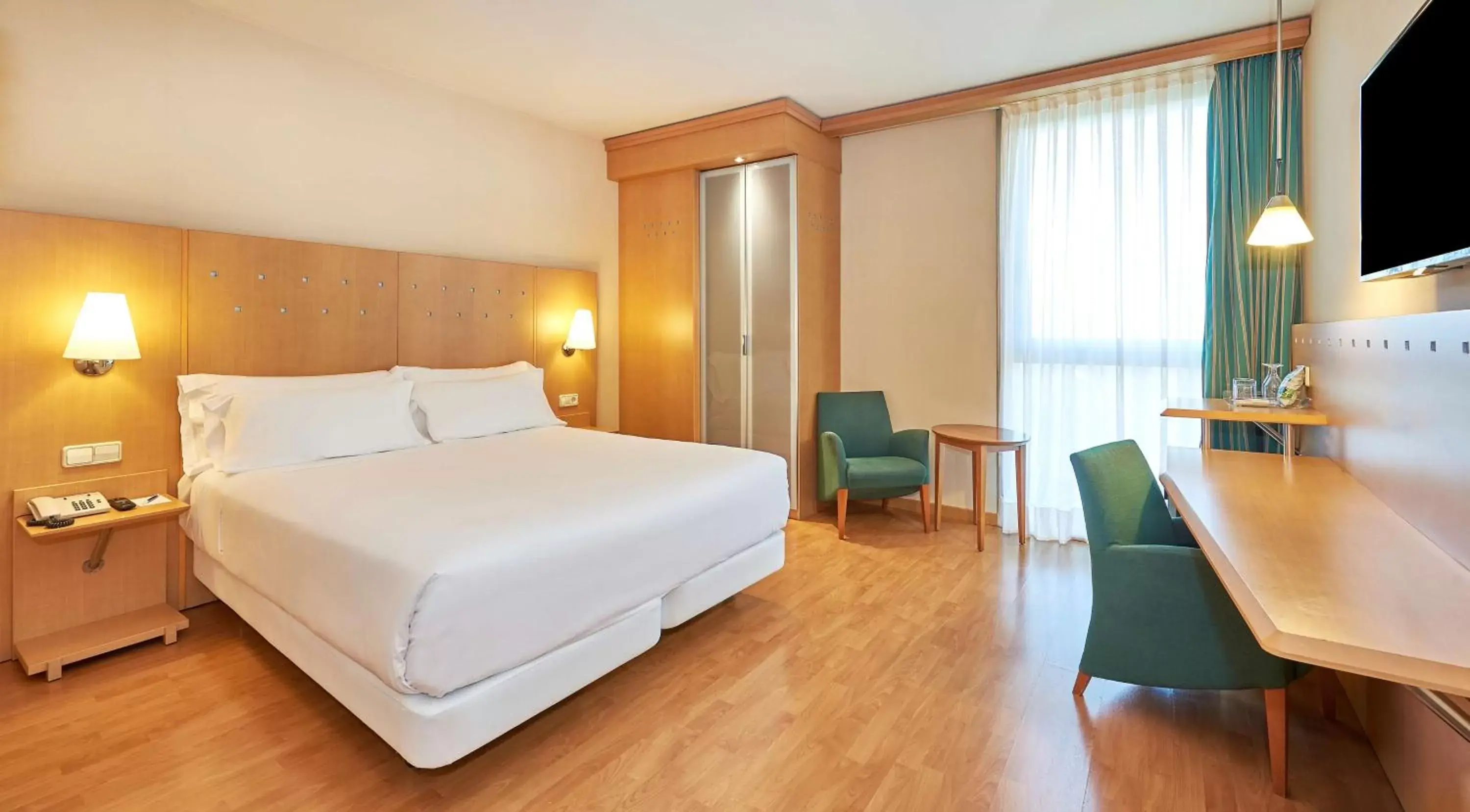 Photo of the whole room, Bed in Sercotel Porta Barcelona