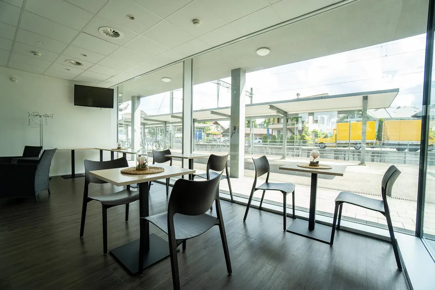 Restaurant/places to eat in Hotel Hine Adon Bern Airport