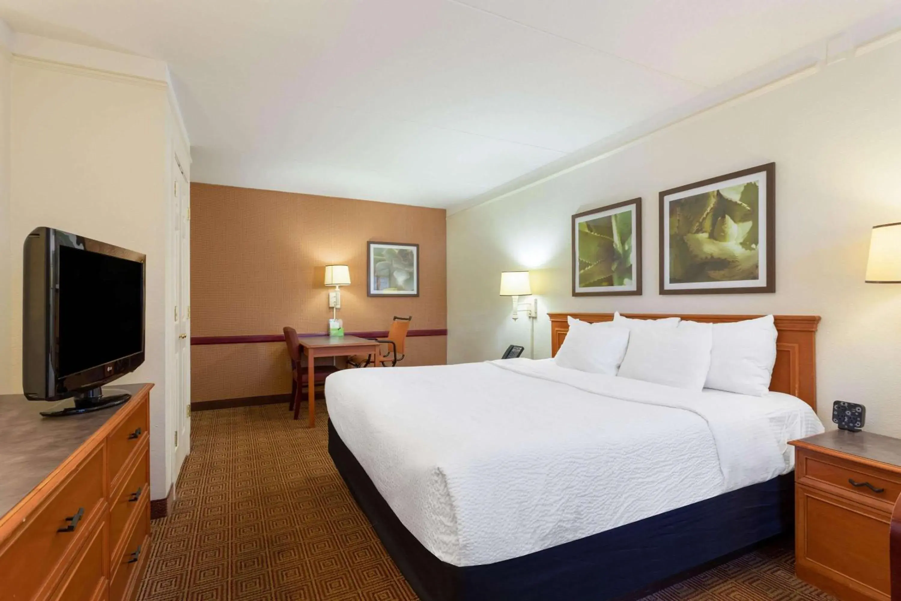 Photo of the whole room, Bed in La Quinta Inn by Wyndham Huntsville Research Park