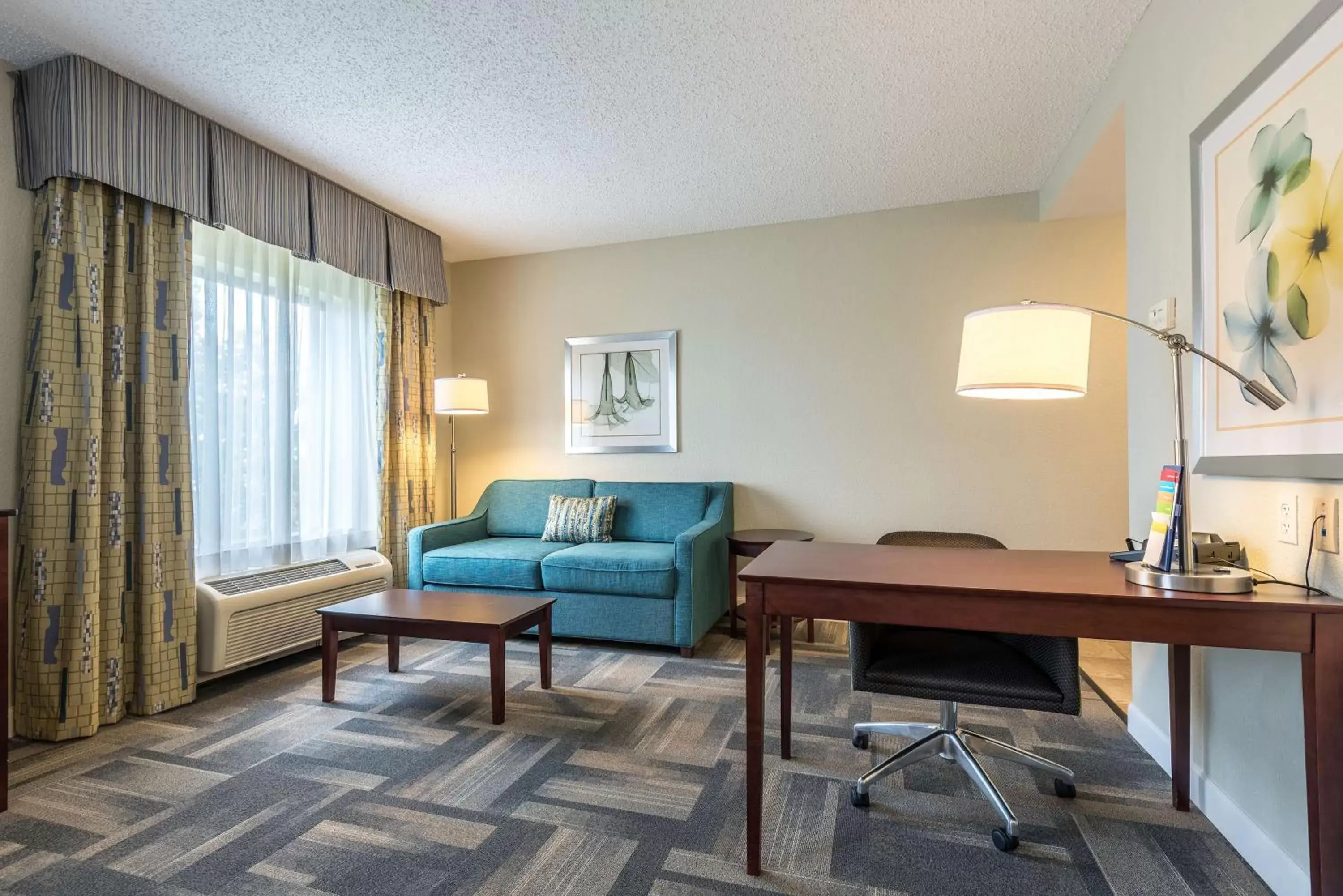 Bedroom, Seating Area in Hampton Inn & Suites Orlando-South Lake Buena Vista
