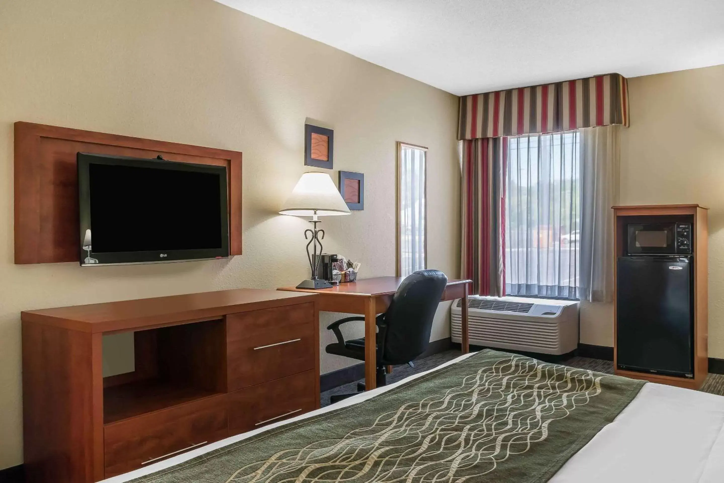 Bed, TV/Entertainment Center in Comfort Inn Pine Grove