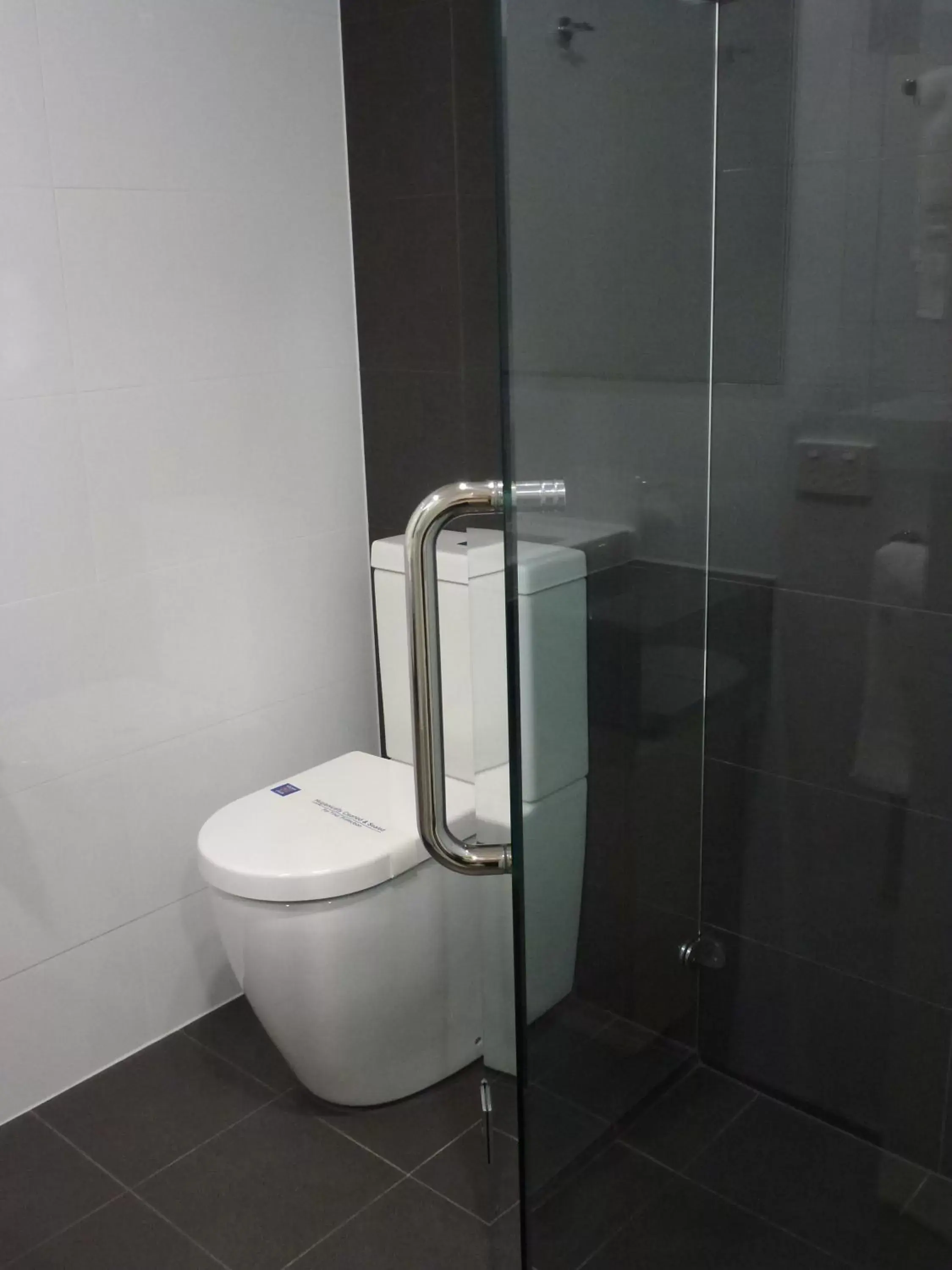 Shower, Bathroom in Tower Motor Inn