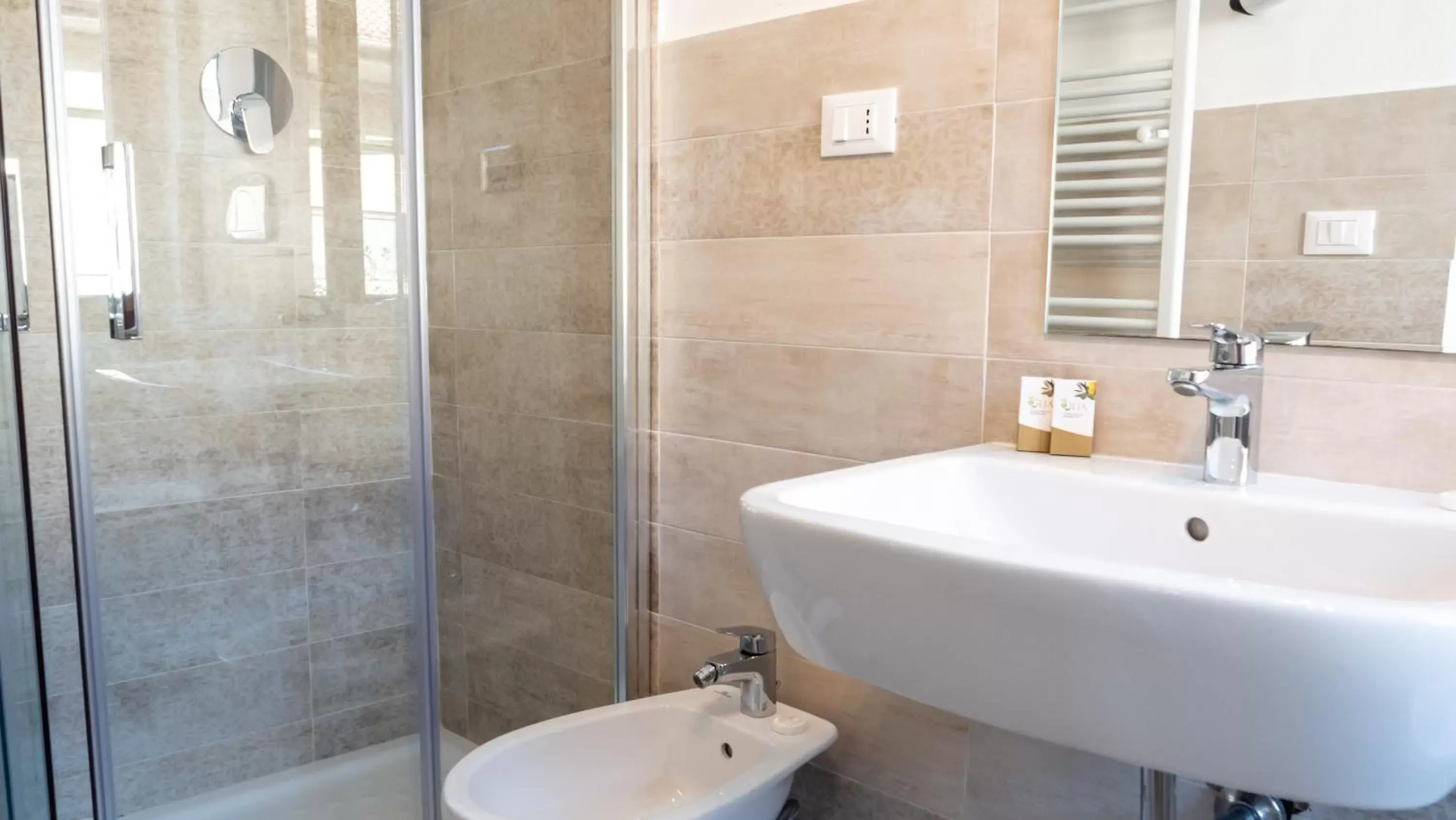 Shower, Bathroom in Hotel La Smorfia