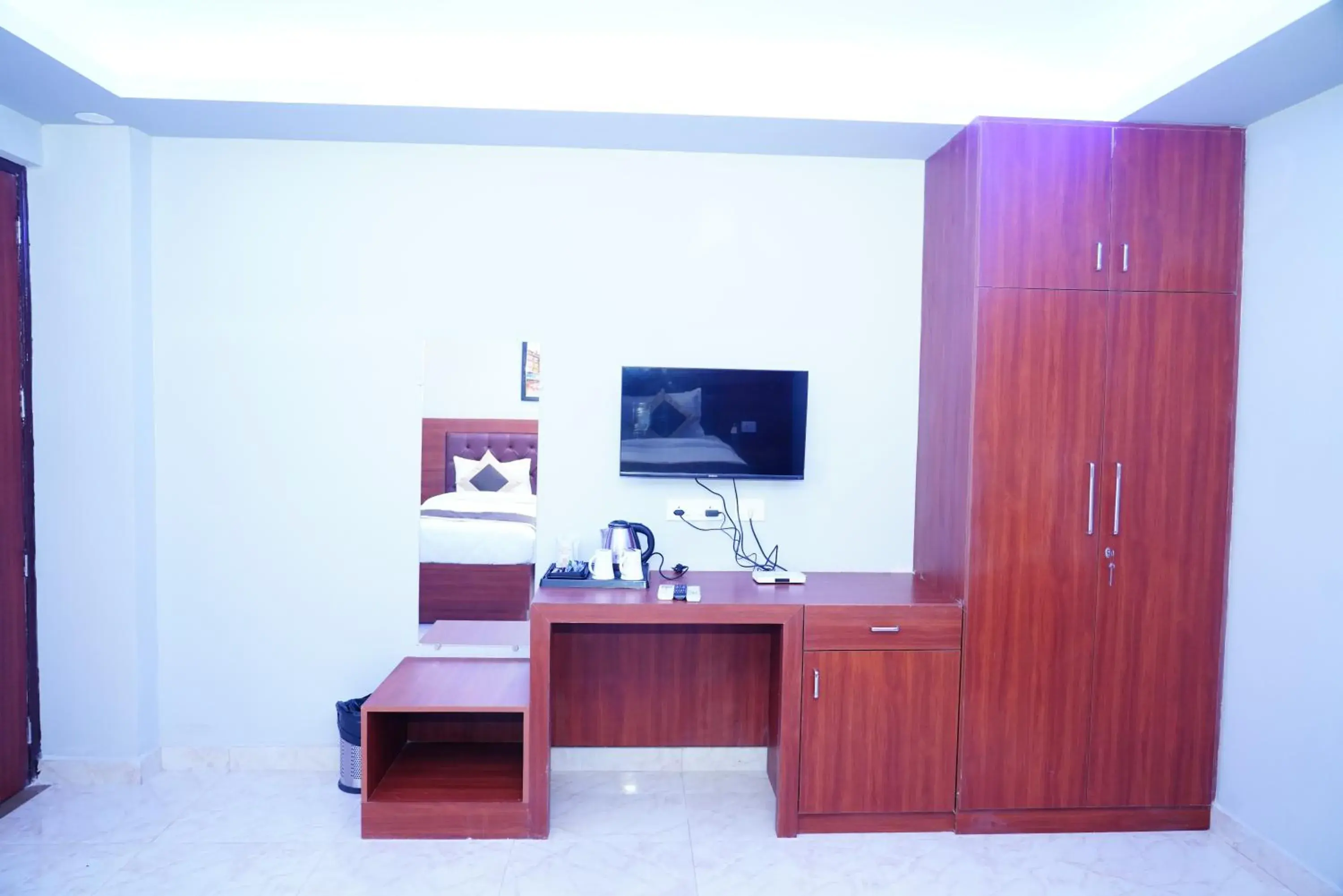 hair dresser, TV/Entertainment Center in ExpoMart Inn