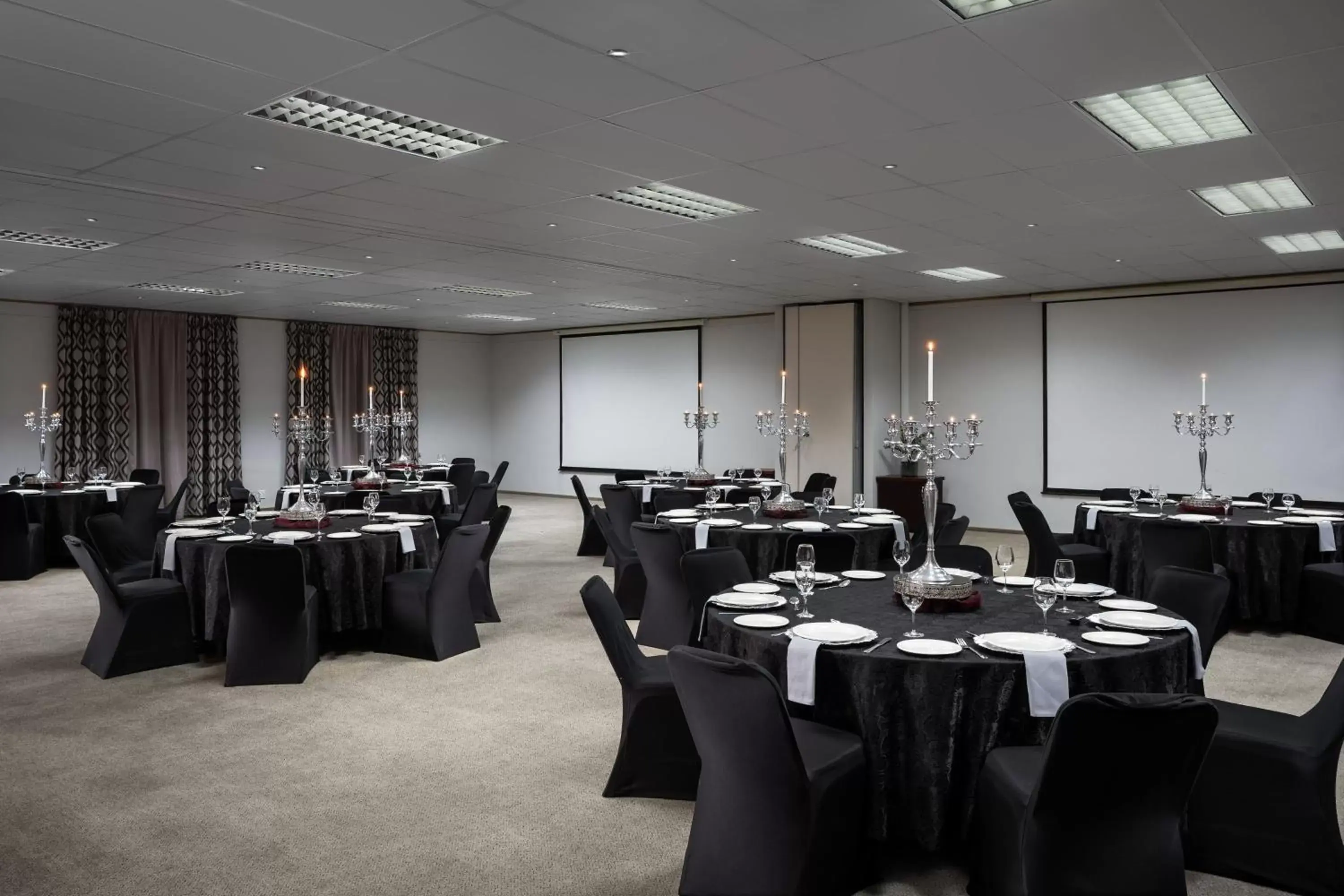Meeting/conference room, Restaurant/Places to Eat in Protea Hotel by Marriott Walvis Bay Indongo