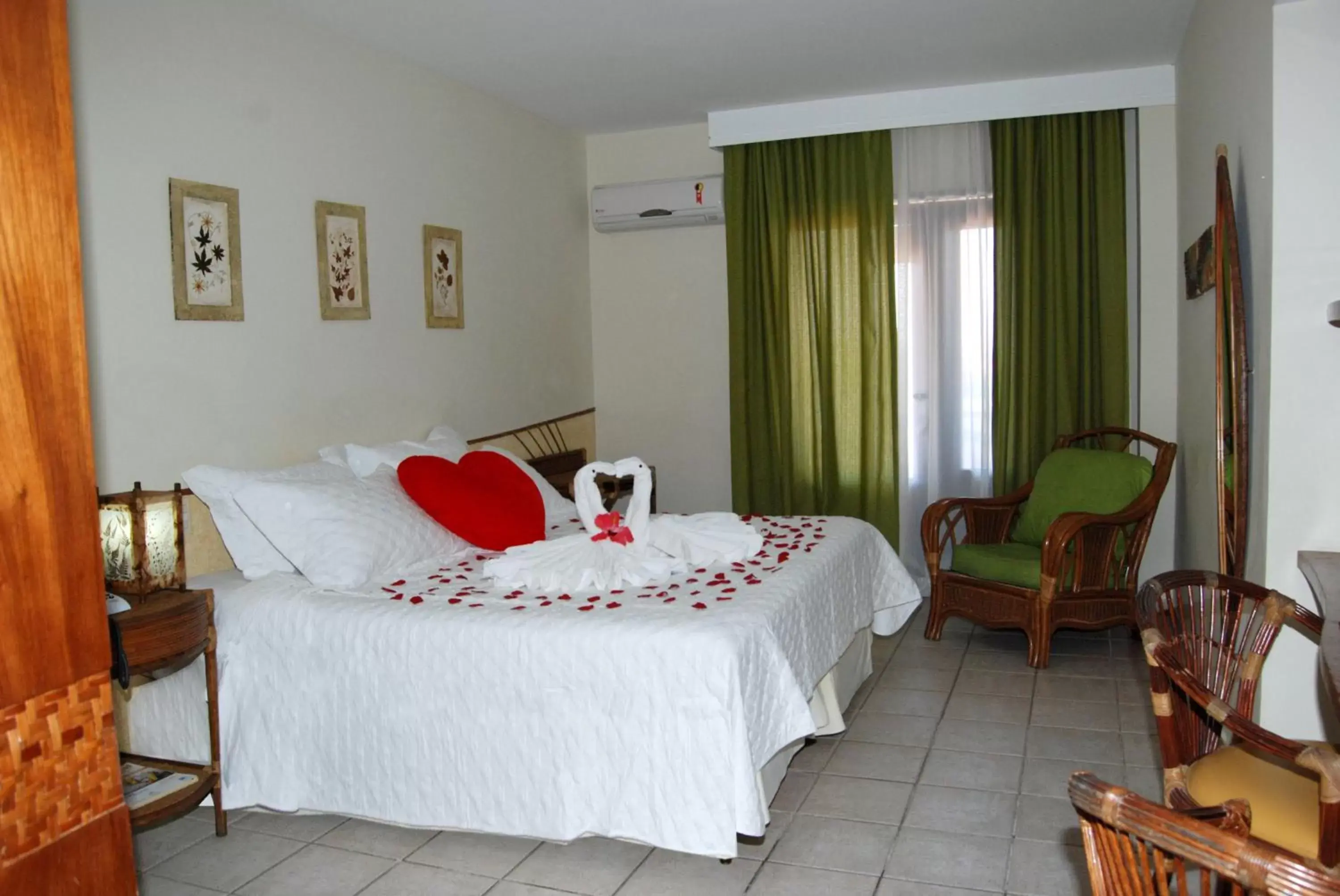 Photo of the whole room, Bed in Divi-Divi Praia Hotel