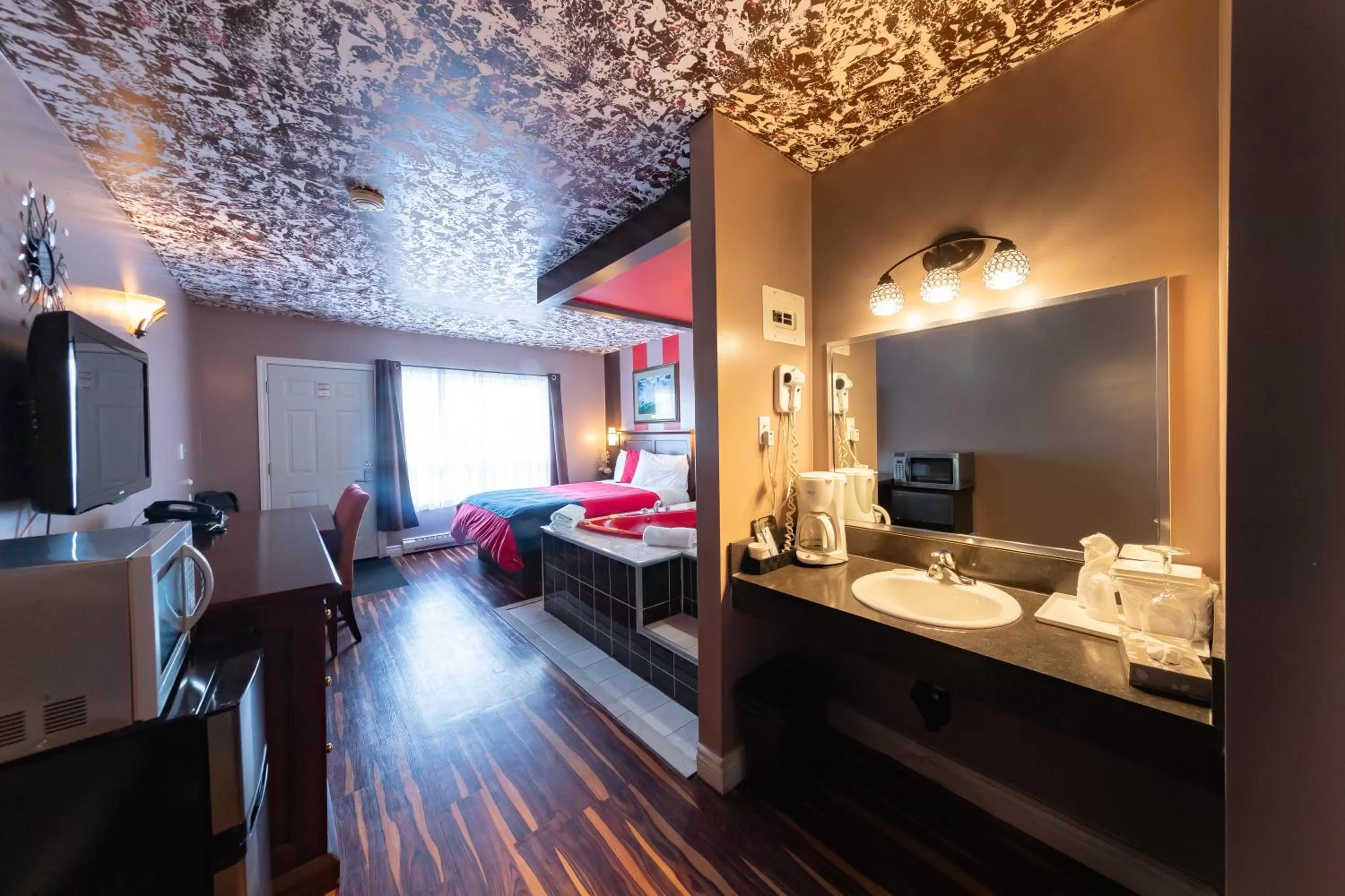 Bed in Villager Lodge Niagara Falls