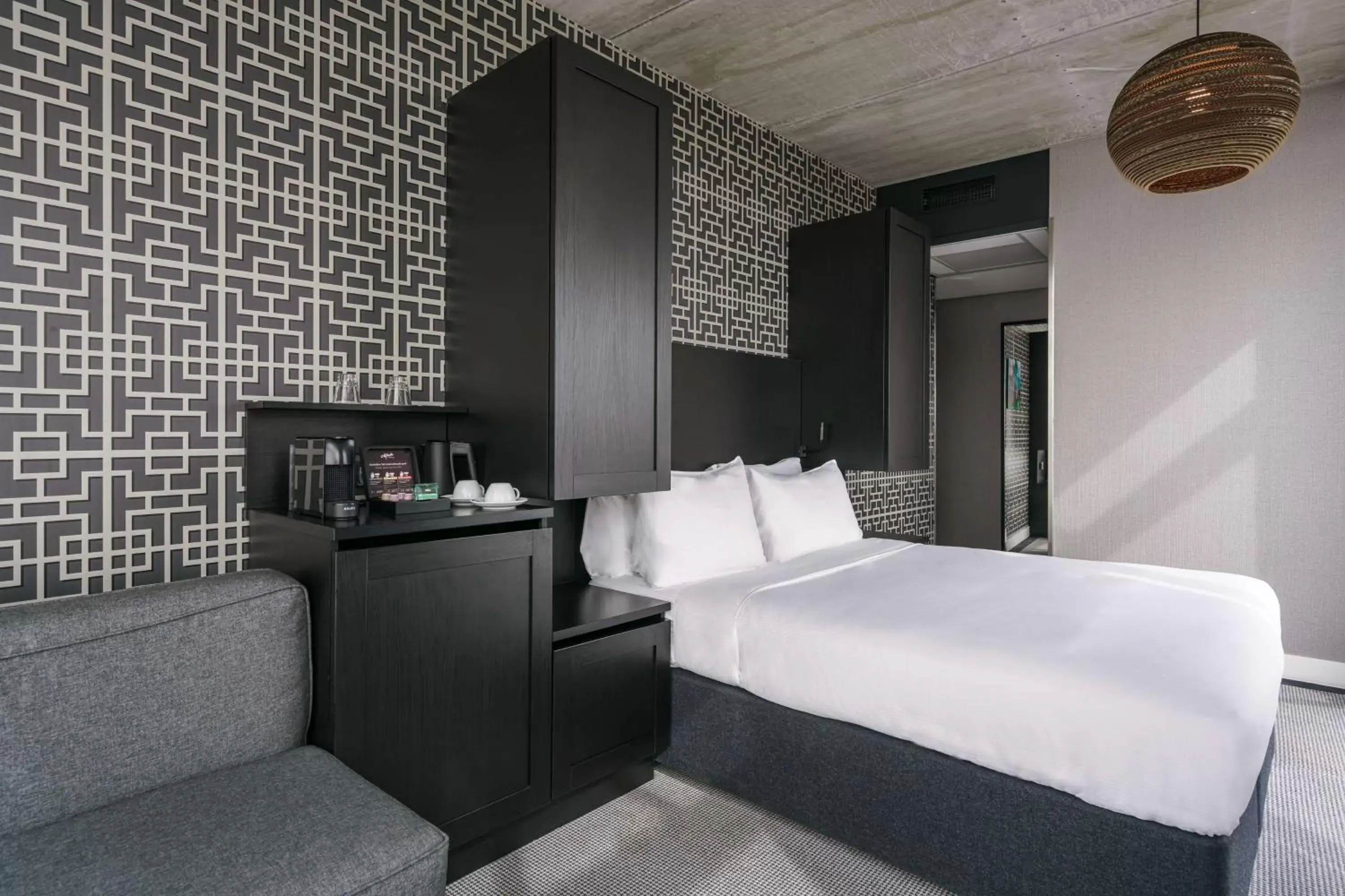 Bedroom, Bed in DoubleTree By Hilton Hotel Amsterdam - Ndsm Wharf