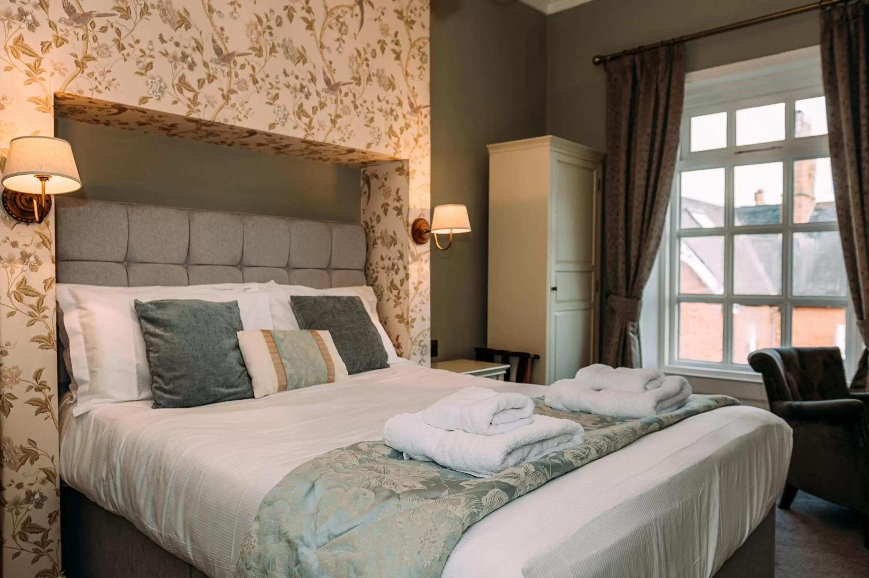 Budget Double Room in The Queens Hotel Budget Double Room in The Queens Hotel