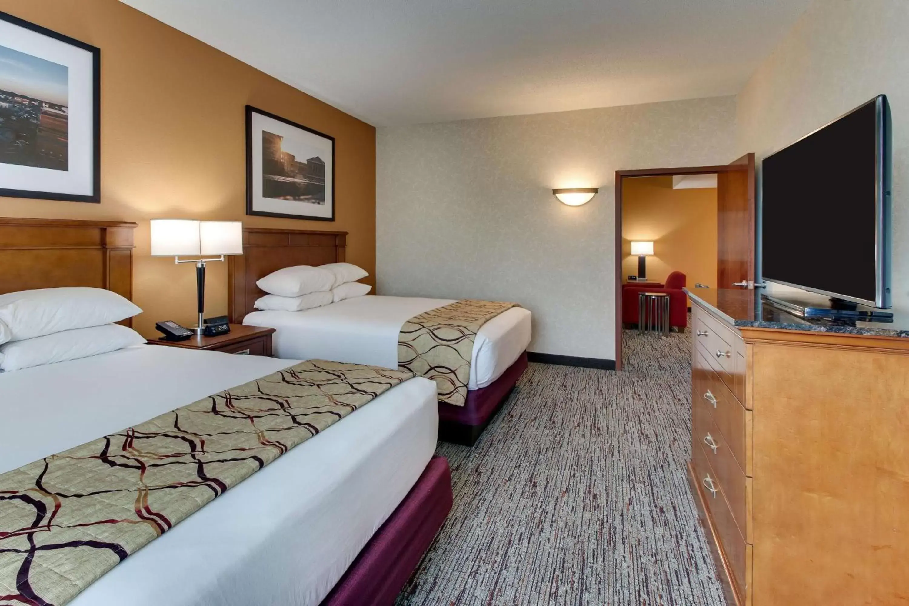 Photo of the whole room, Bed in Drury Inn & Suites Meridian