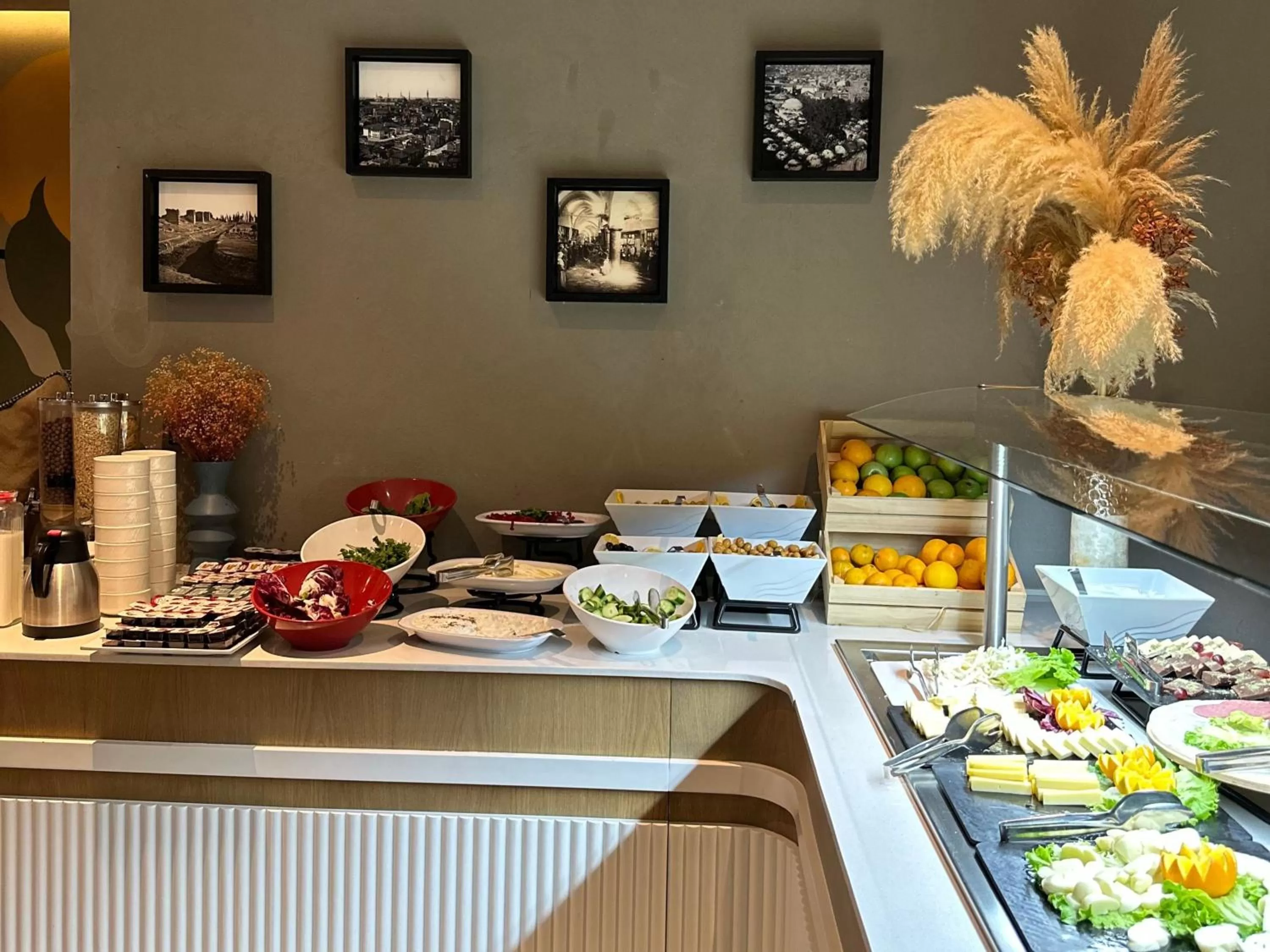 Food and drinks in Edition Old City Hotel