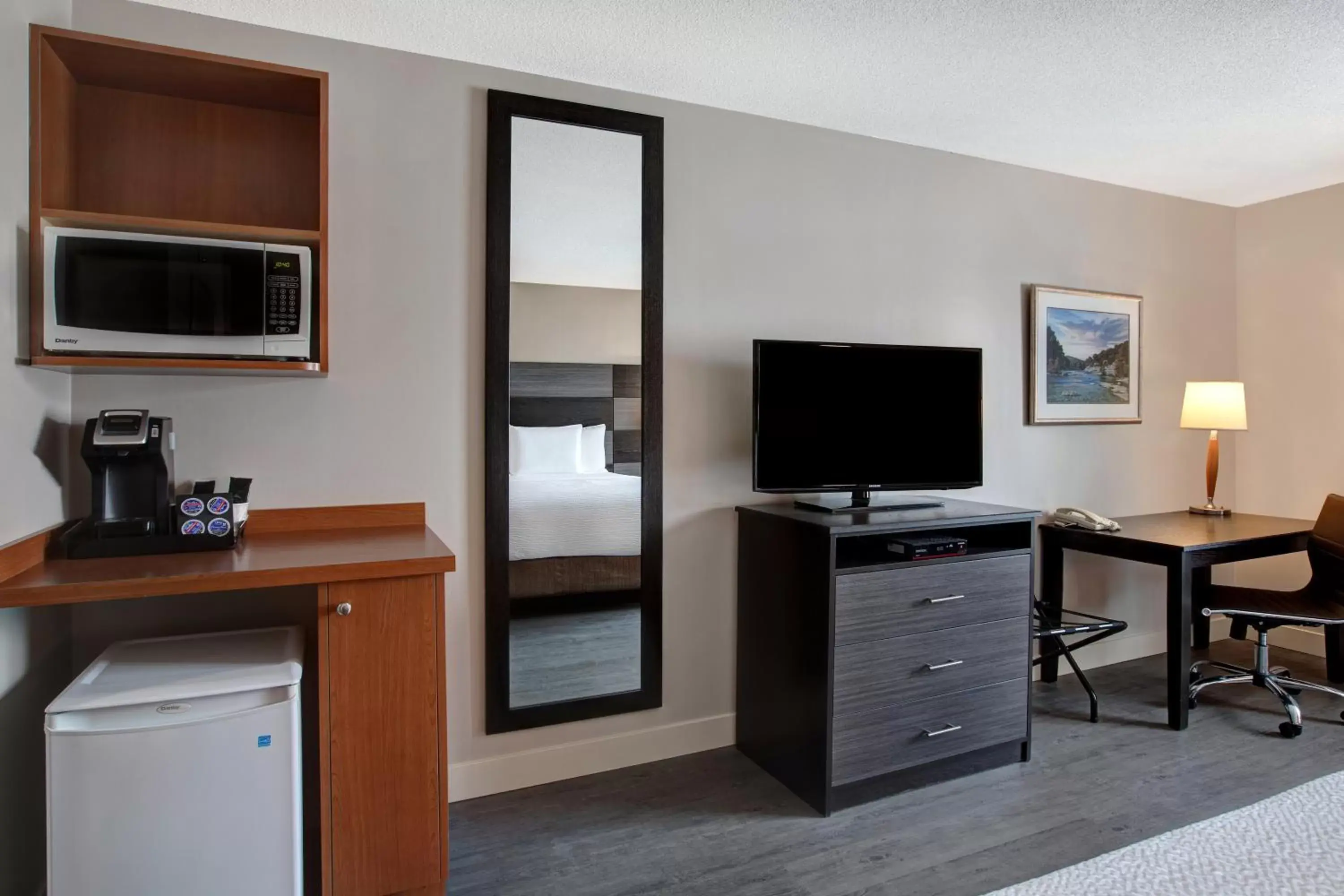 Bedroom, TV/Entertainment Center in Days Inn & Suites by Wyndham Collingwood