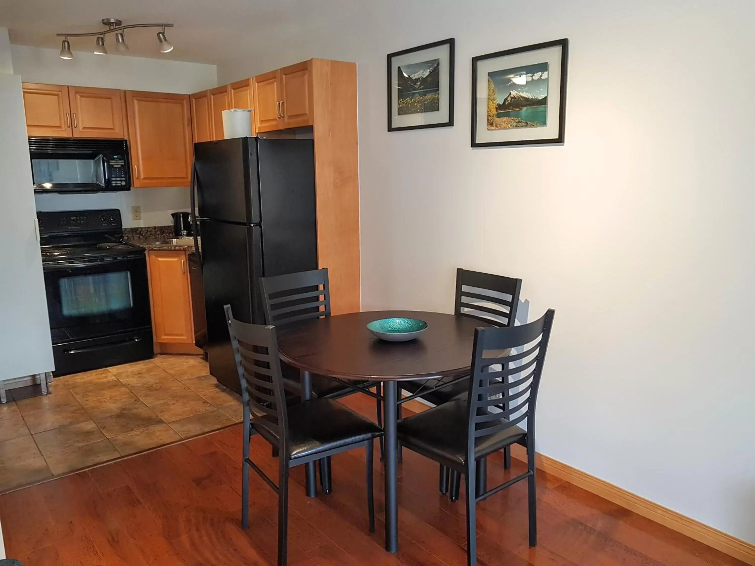 Kitchen or kitchenette, Dining Area in PRC Annex - Pet Friendly