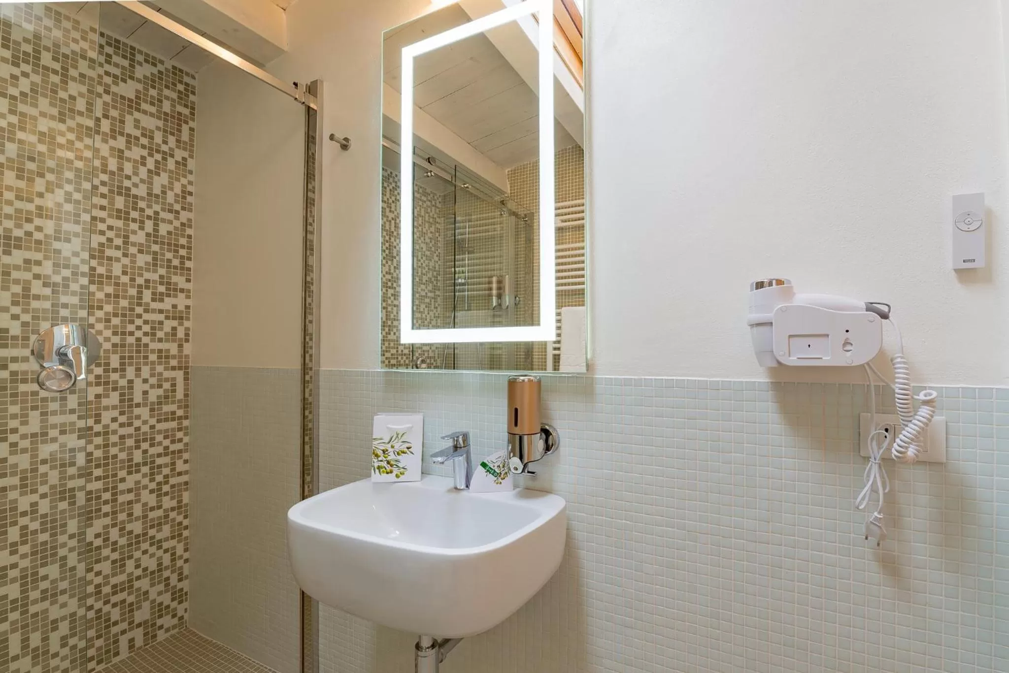 Shower in Le Maestranze Deluxe Rooms