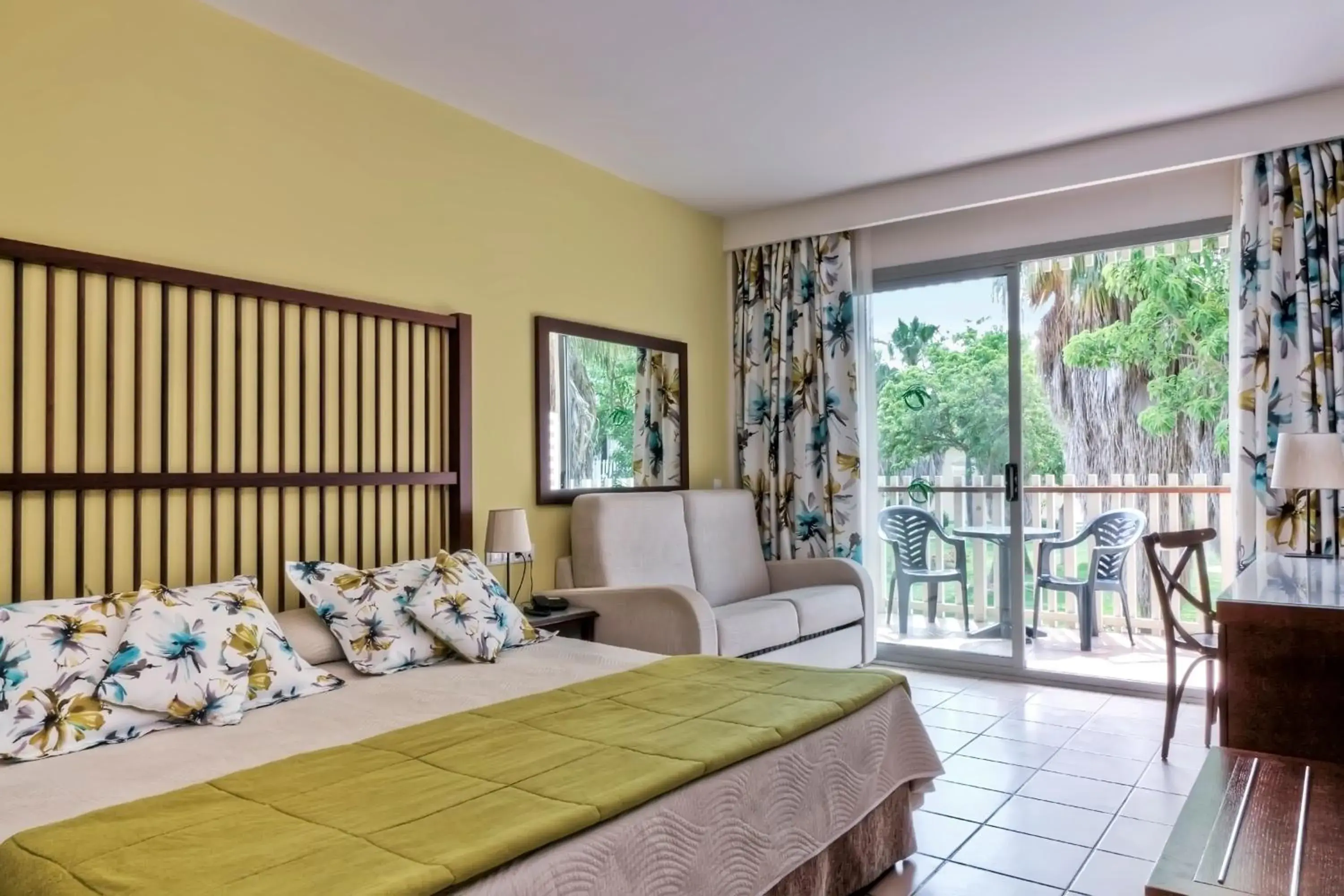 Bed in Portaventura Hotel Caribe