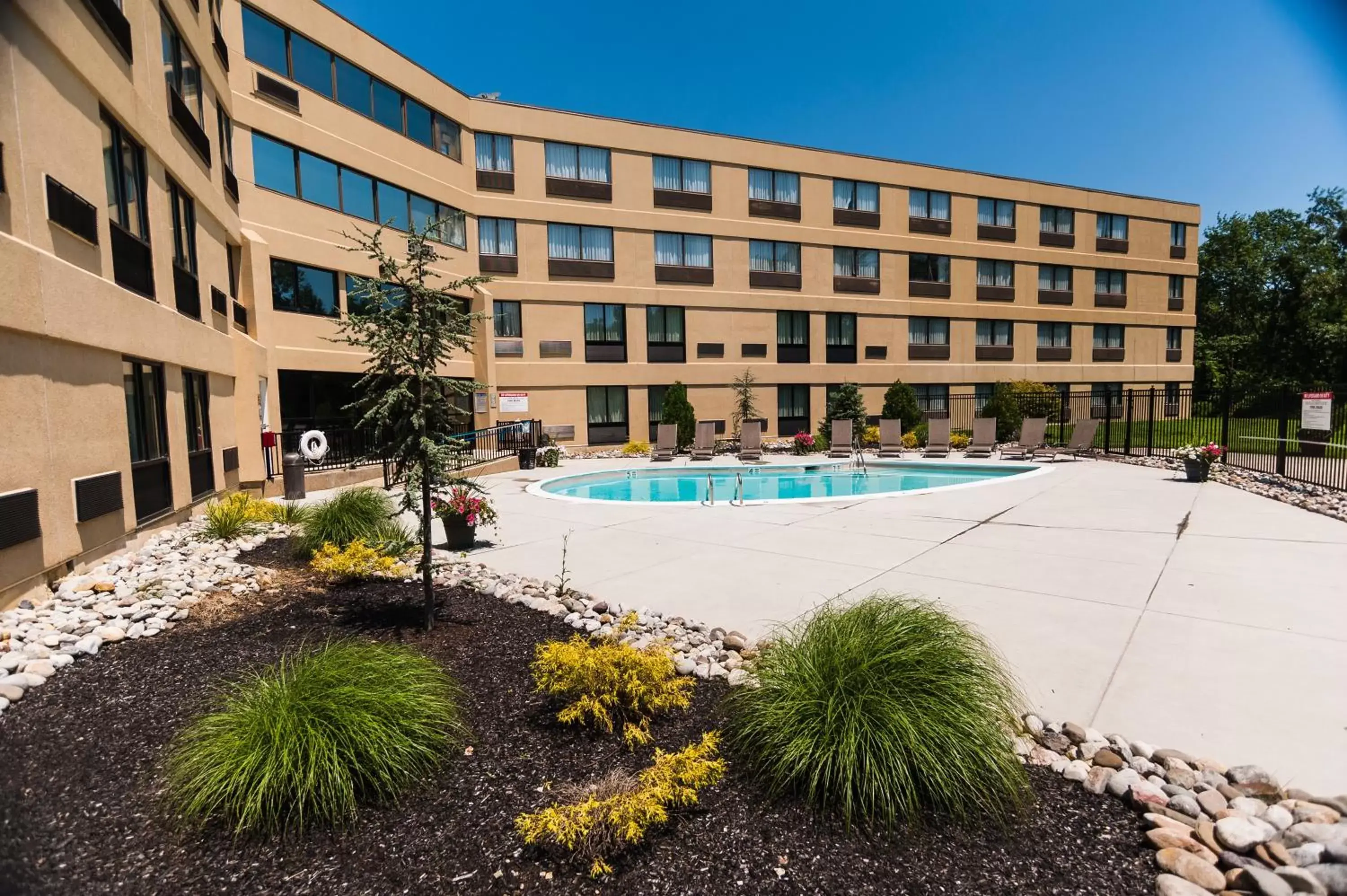 Swimming pool, Property Building in Holiday Inn Philadelphia South-Swedesboro, an IHG Hotel