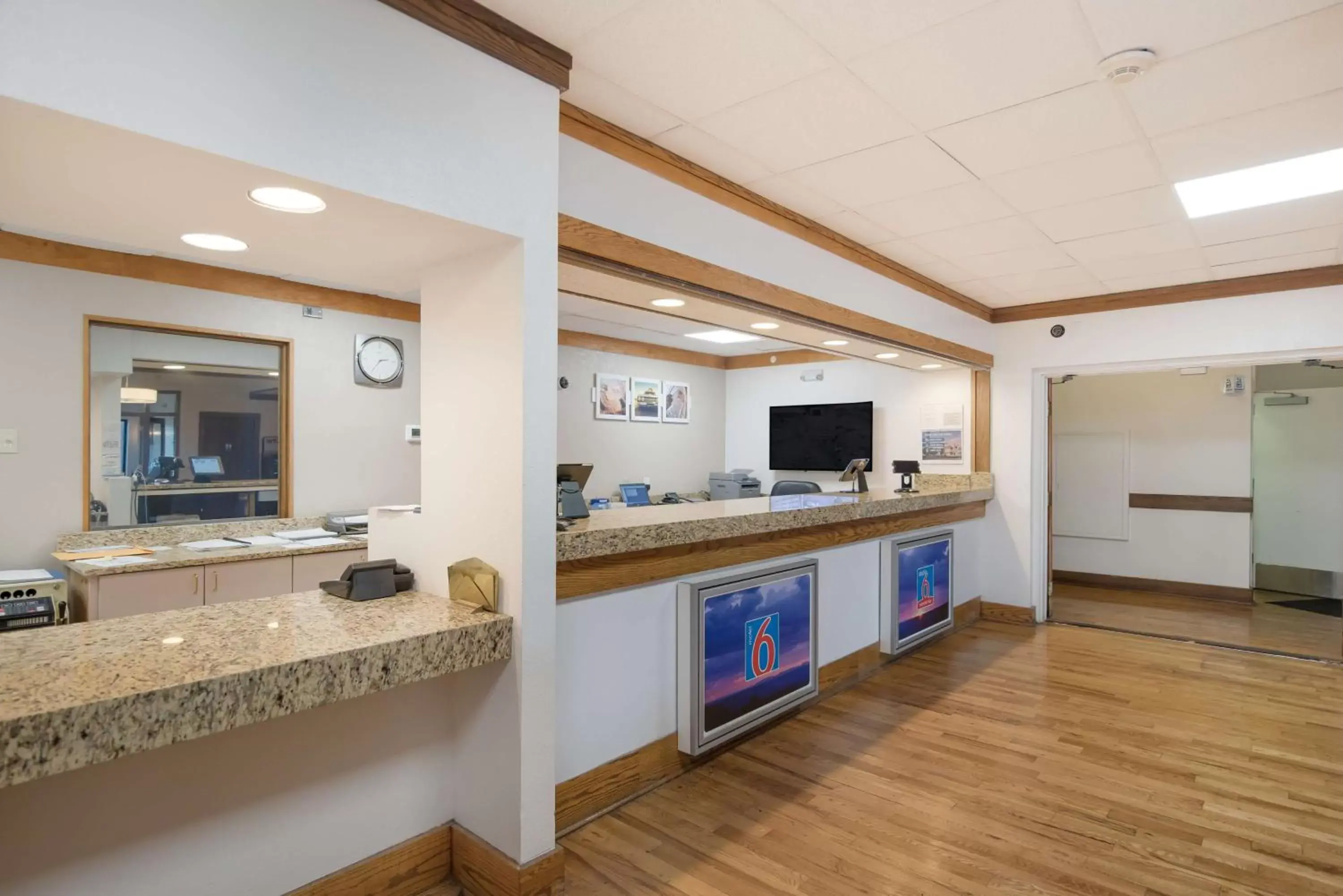 Lobby or reception, Kitchen/Kitchenette in Studio 6 Colorado Springs, Colorado - Air Force Academy