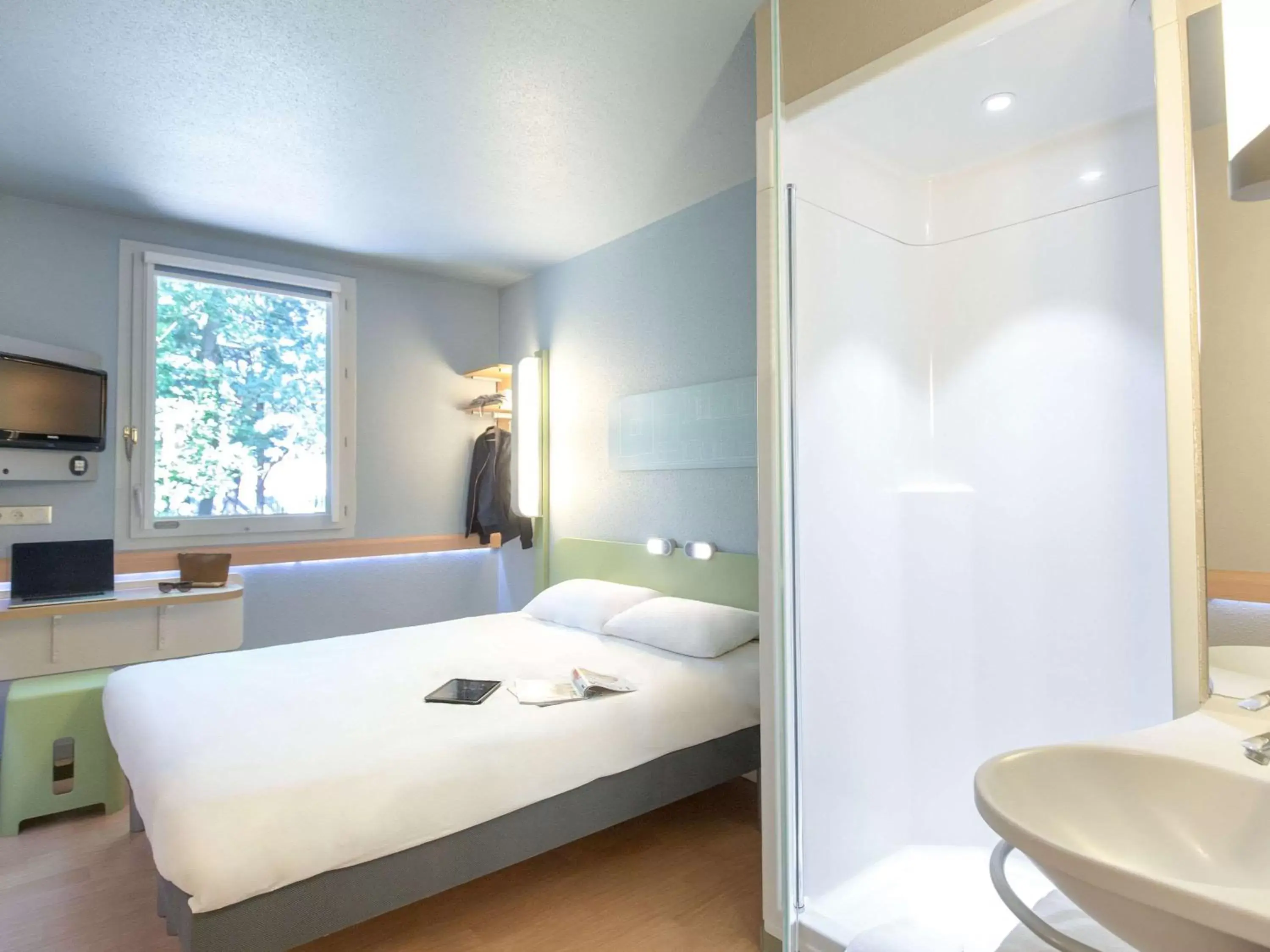 Photo of the whole room, Bed in ibis budget Brignoles Provence Photo of the whole room, Bed in ibis budget Brignoles Provence