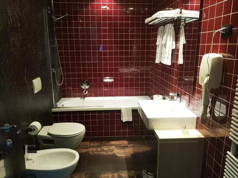 Bathroom in Axolute Comfort Hotel Como - Cantù