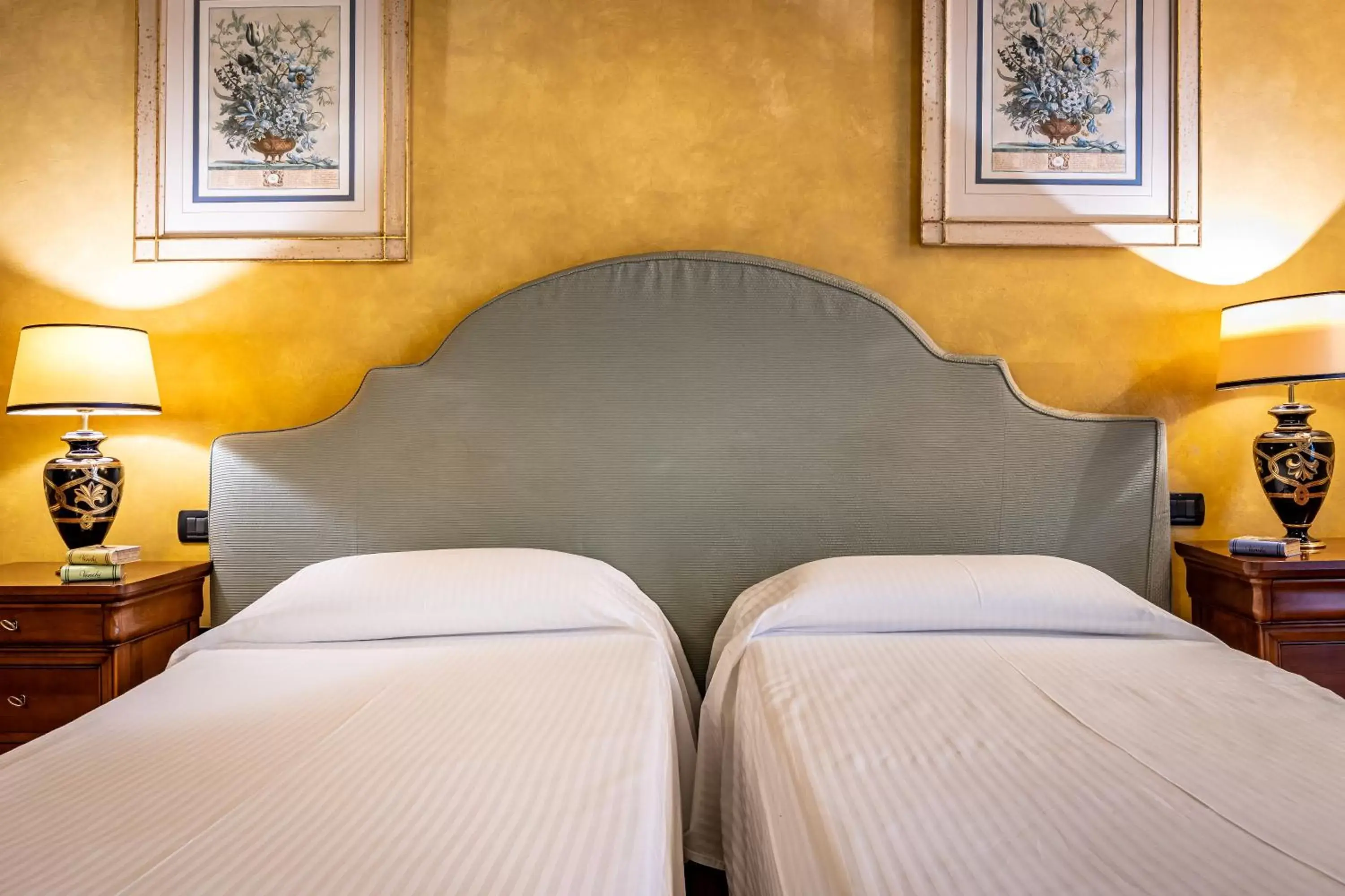 Bed in Palazzo Gamba Apartments al Duomo