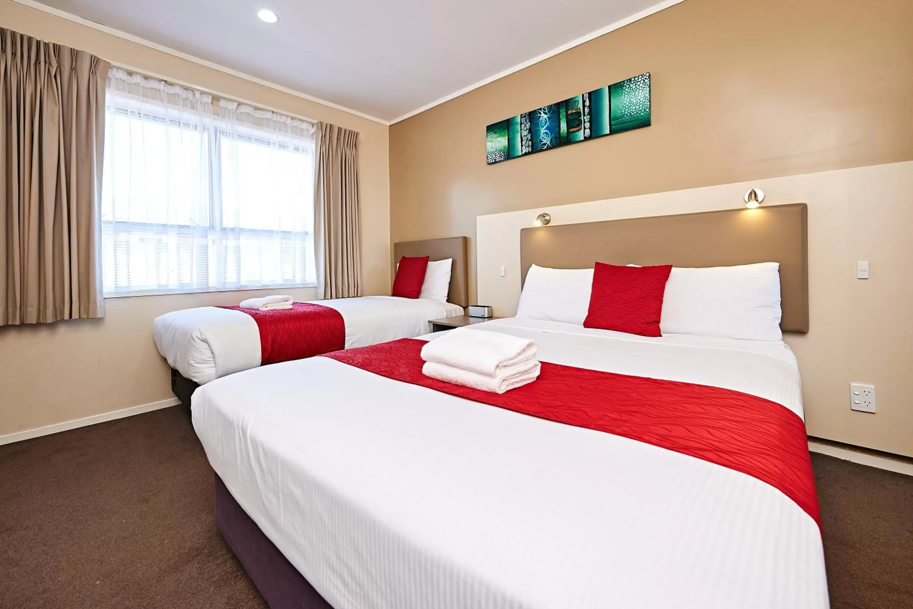 Bed in Auckland Airport Lodge