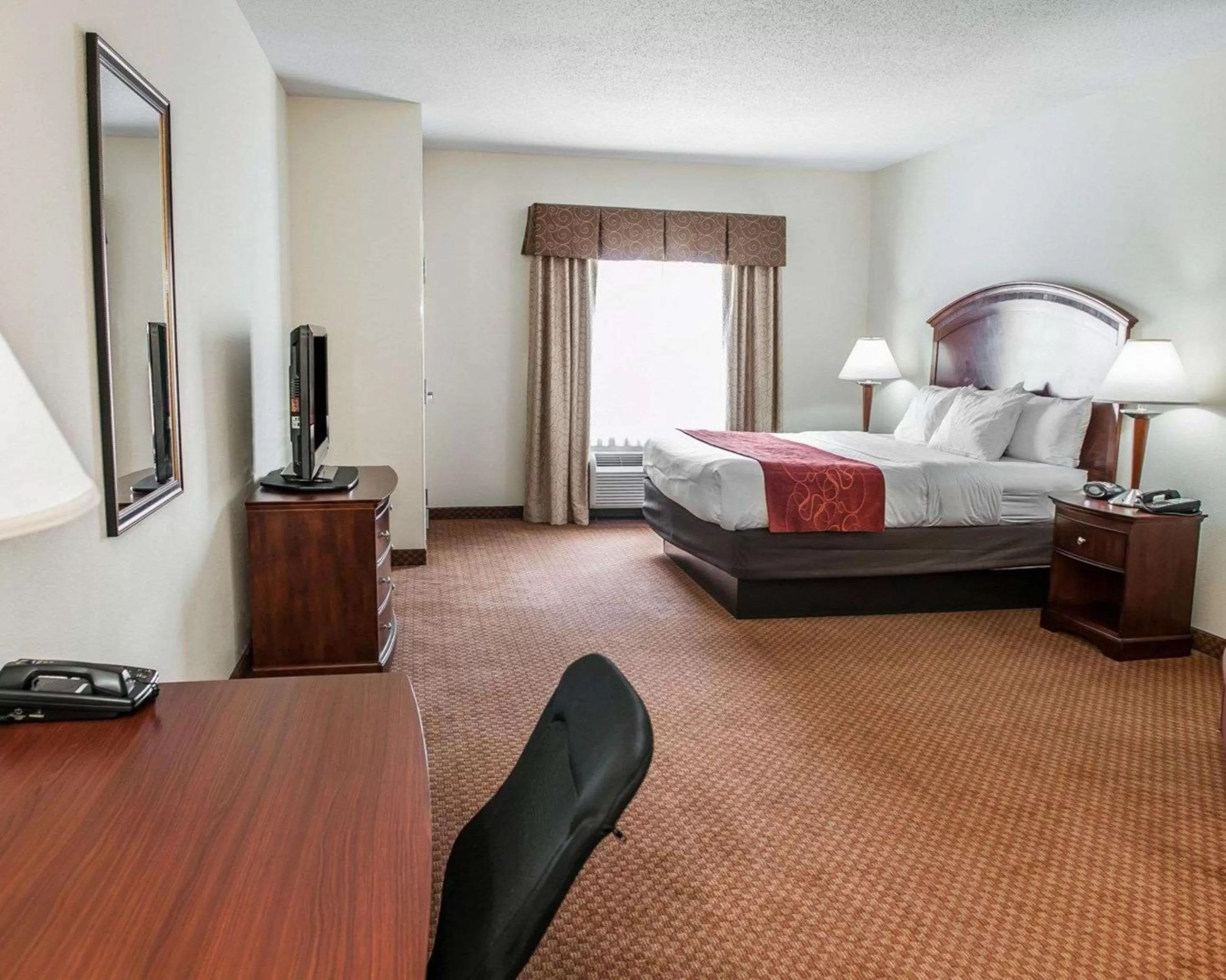 Photo of the whole room, Bed in Comfort Suites near Indianapolis Airport
