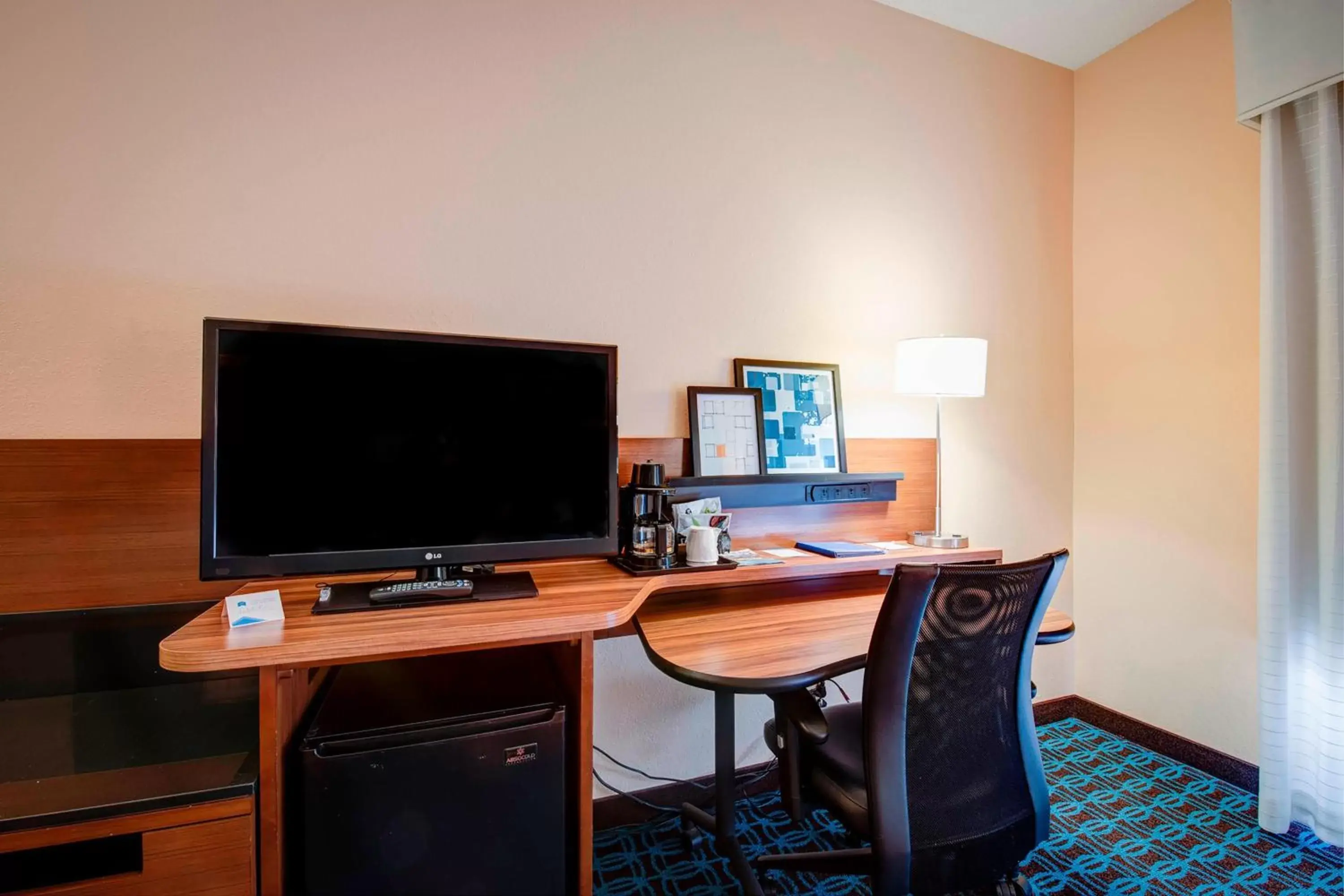 Photo of the whole room, TV/Entertainment Center in Fairfield Inn Green Bay Southwest