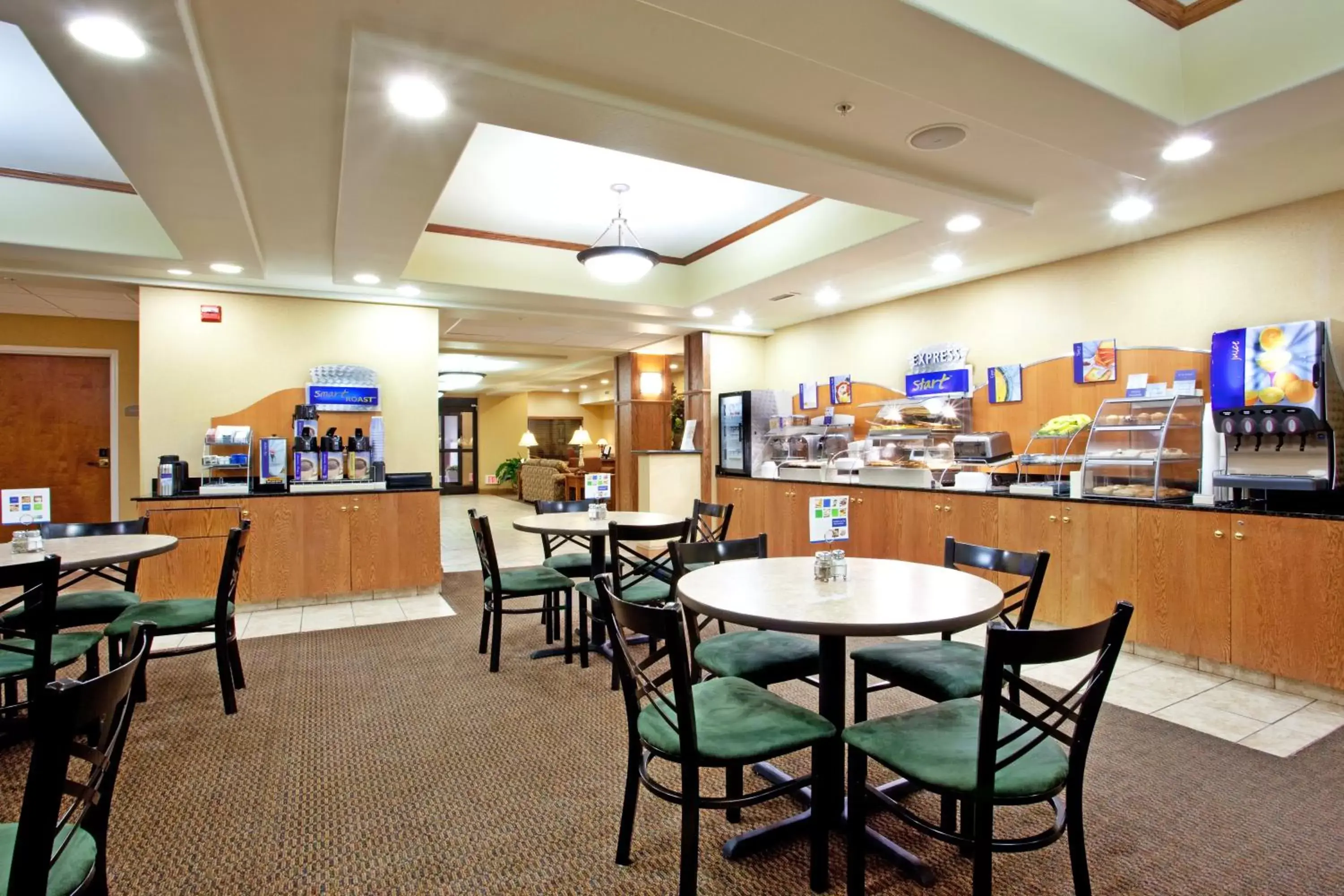 Breakfast, Restaurant/Places to Eat in Holiday Inn Express Hotel & Suites Claypool Hill -Richlands Area, an IHG Hotel