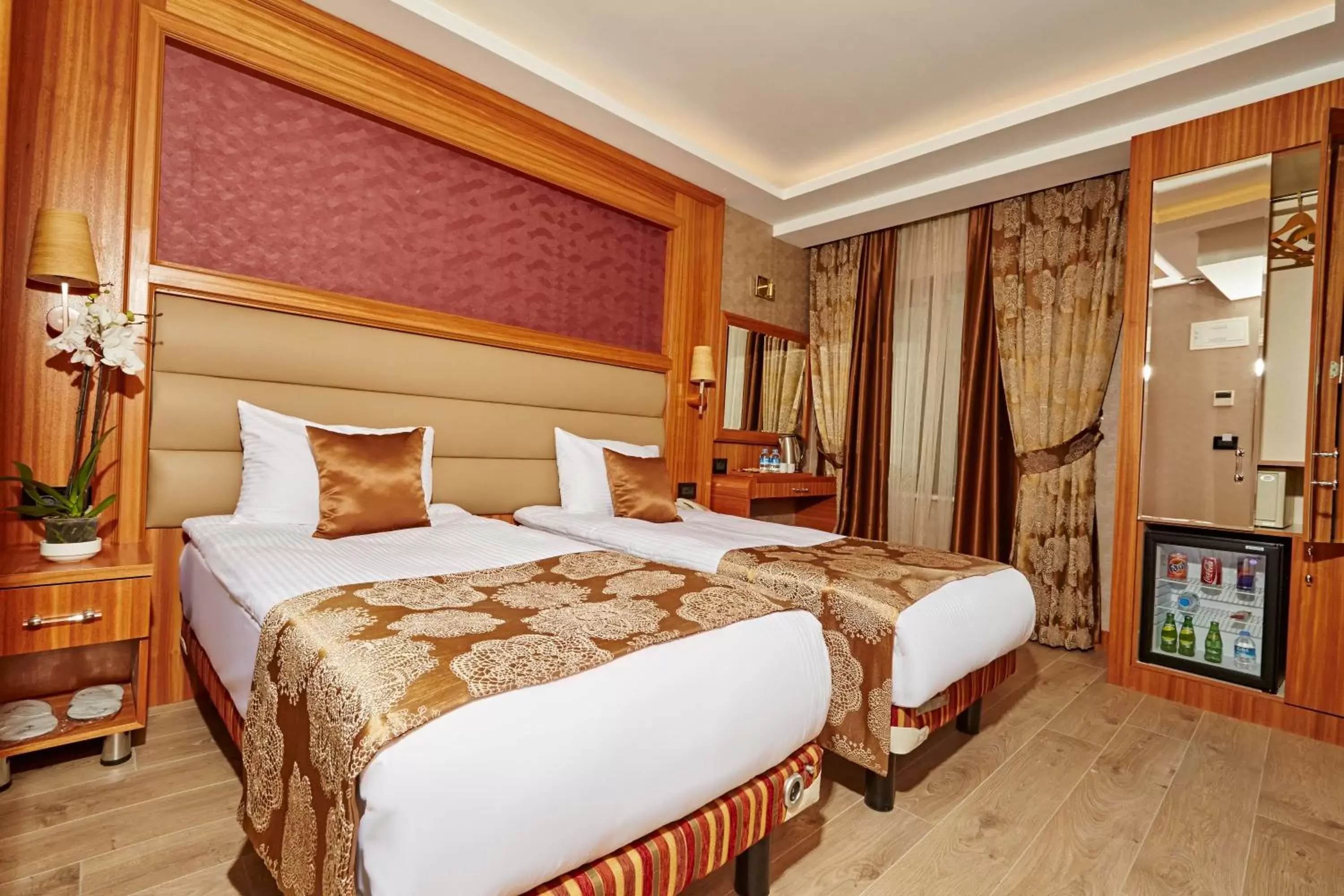 Landmark view, Bed in Ilkbal Deluxe Hotel &Spa Istanbul