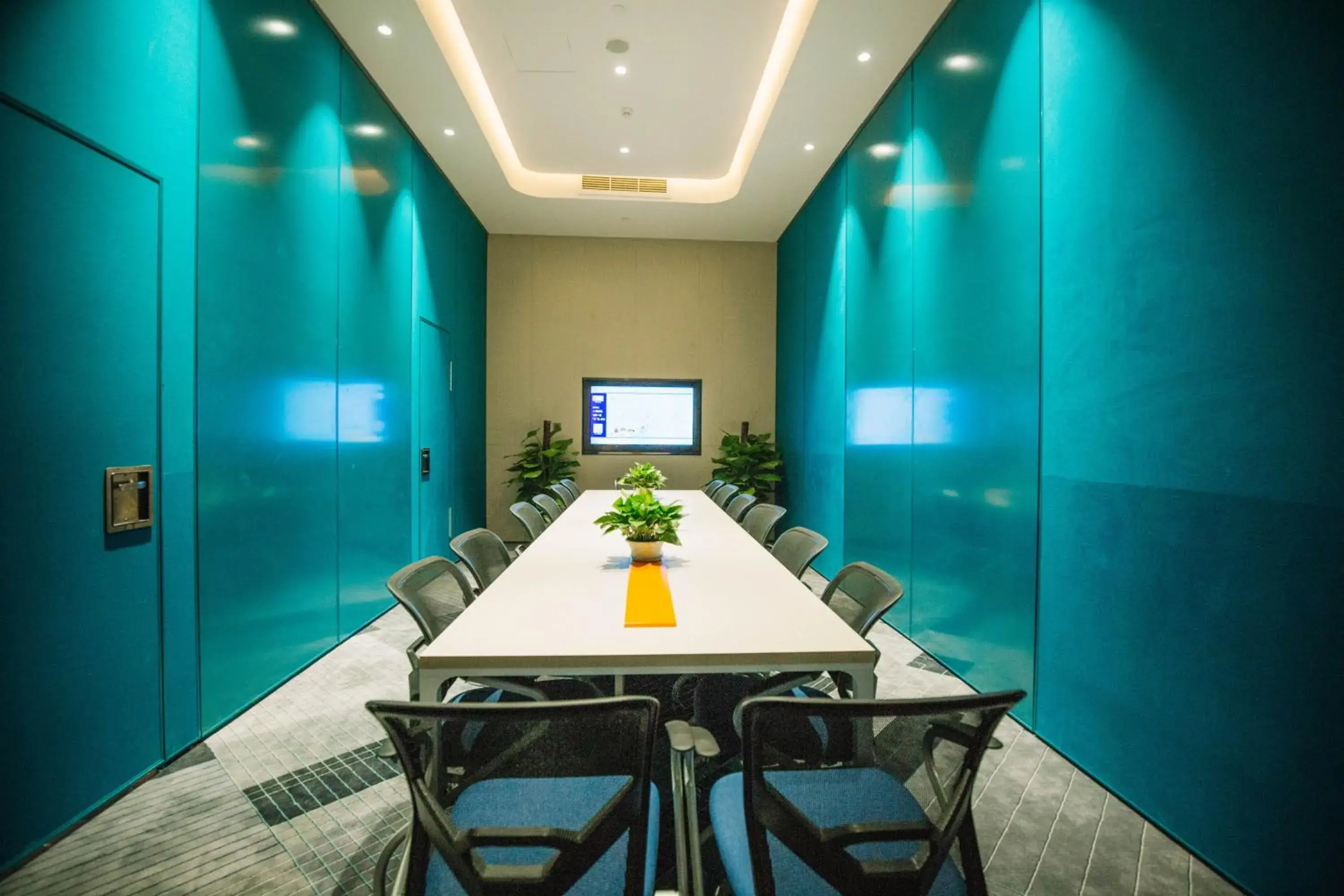 Meeting/conference room in Holiday Inn Express Ningbo Fenghua, an IHG Hotel