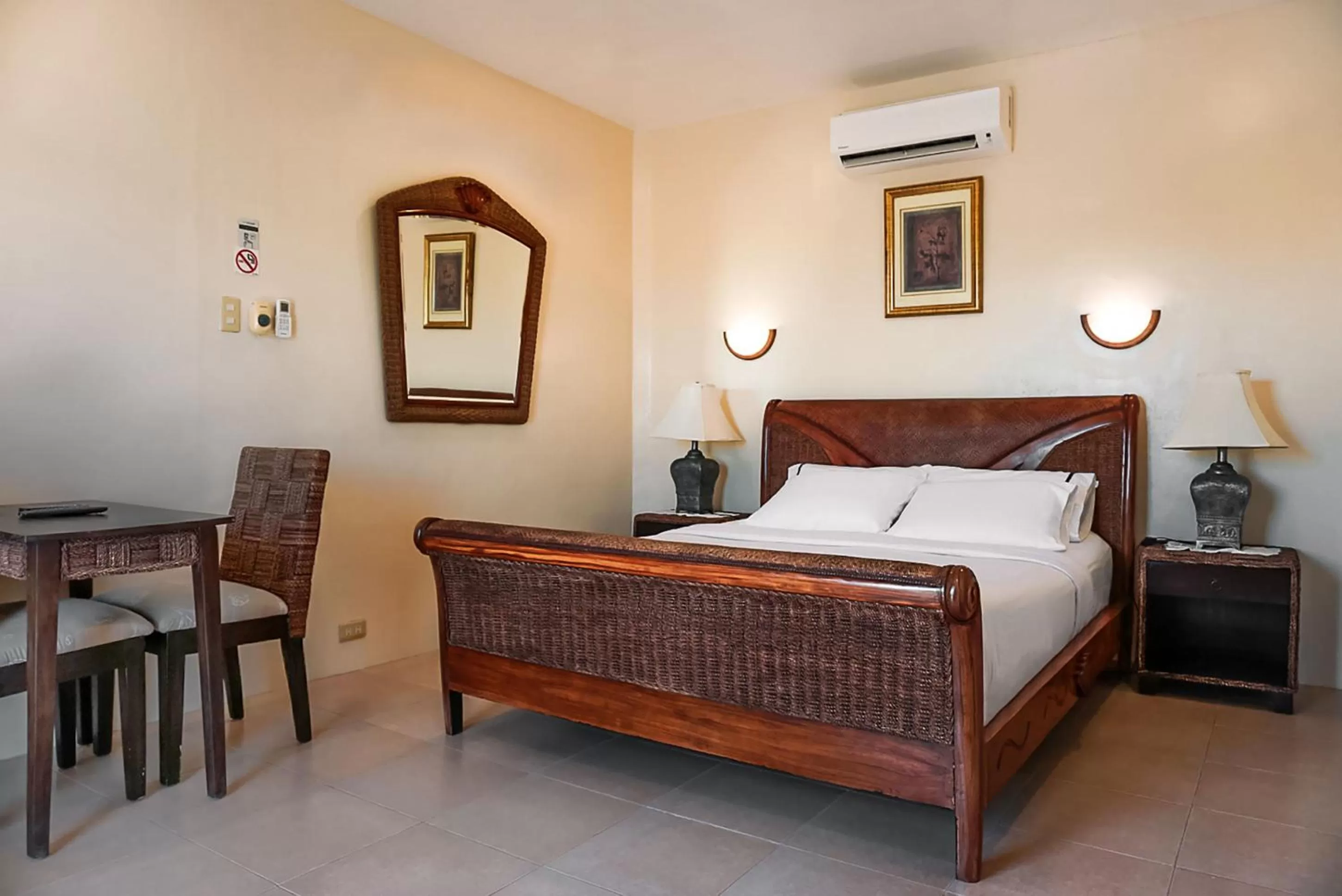 Bedroom, Bed in Turtle Bay Dive Resort