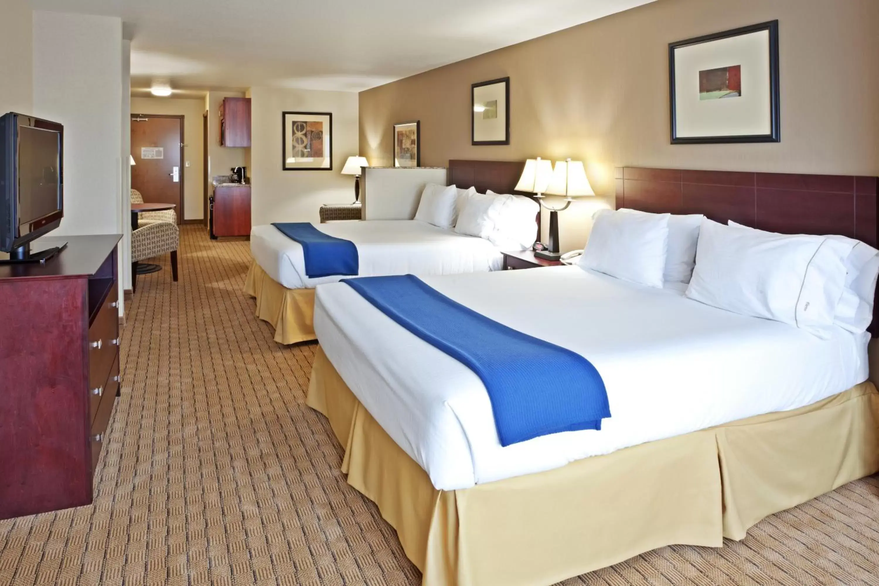 Bed in Holiday Inn Express Hotel & Suites Vancouver Mall-Portland Area, an IHG Hotel