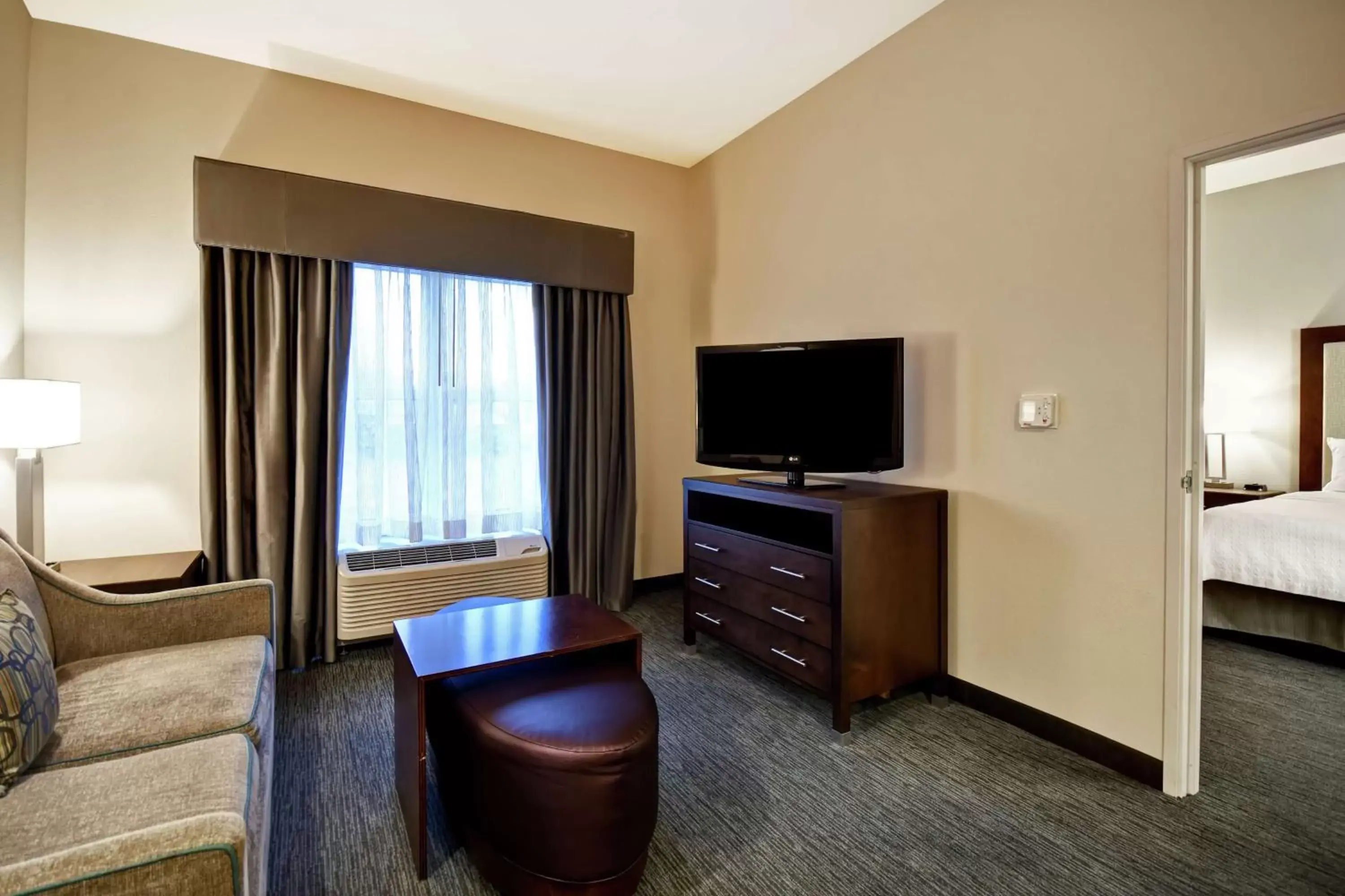 Bedroom, TV/Entertainment Center in Homewood Suites by Hilton Cincinnati-Milford