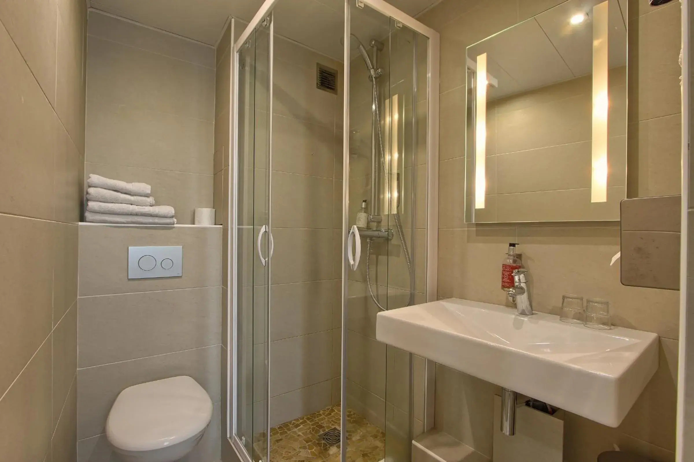 Shower, Bathroom in Villa Margaux Opéra Montmartre