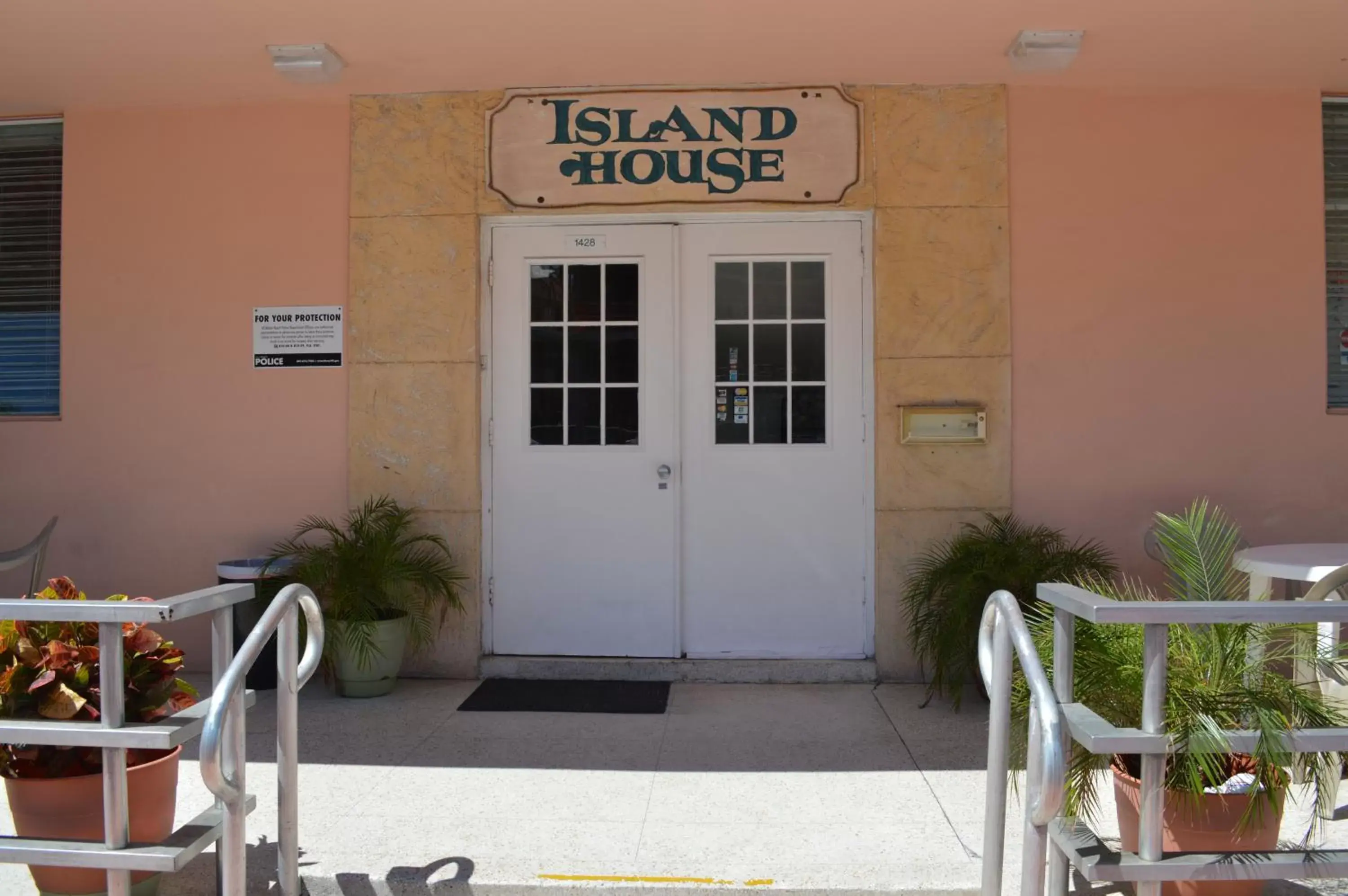 Facade/entrance in Island House South Beach