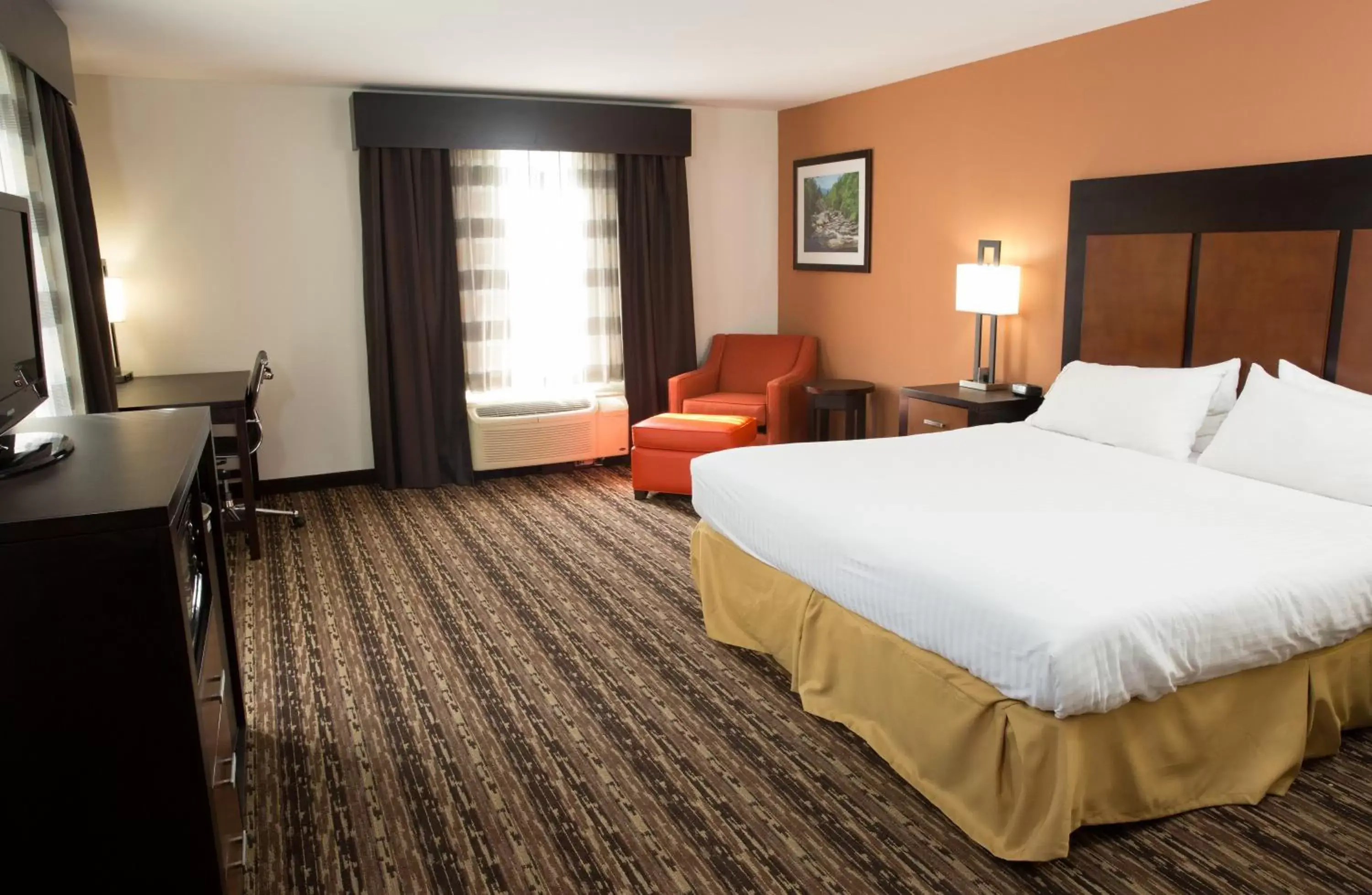 Photo of the whole room, Bed in Holiday Inn Express Hotel & Suites Cherokee-Casino, an IHG Hotel