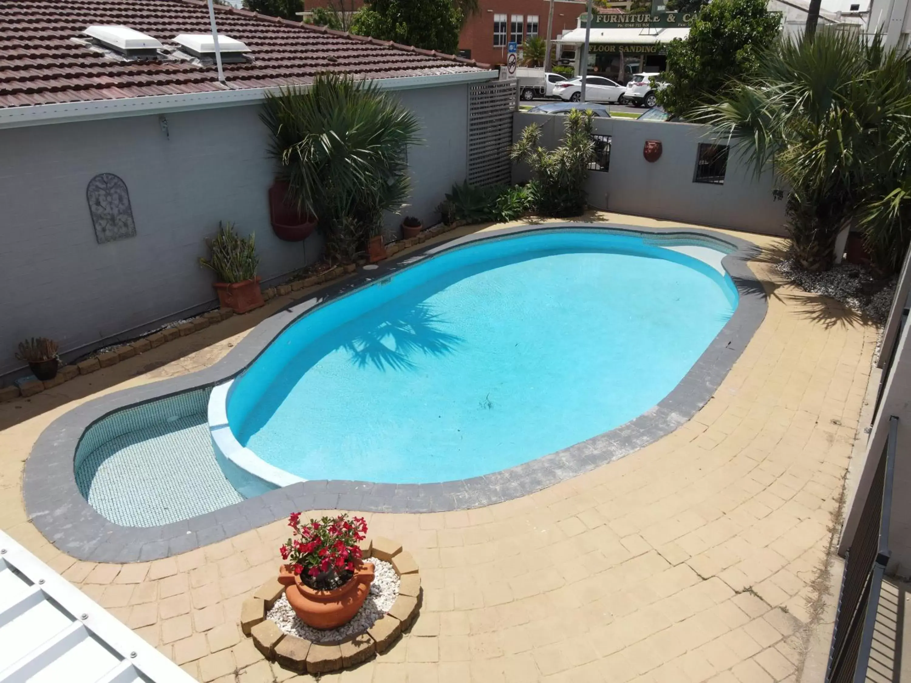 Swimming Pool in The Town House Motor Inn