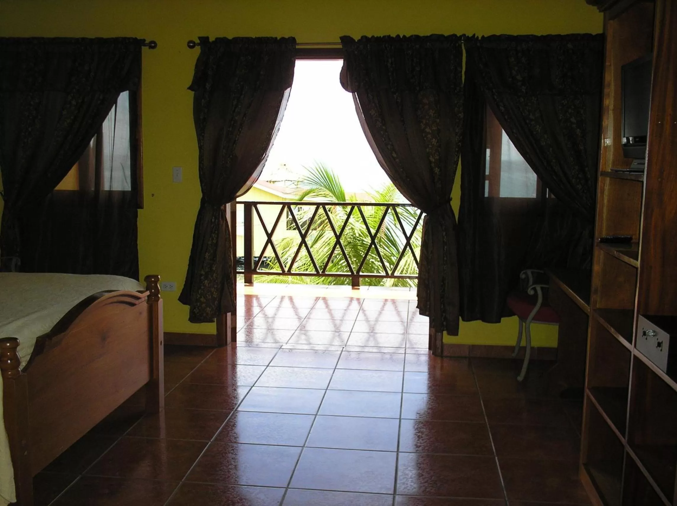 Balcony/Terrace, Bed in Alan's Paradise Hotel
