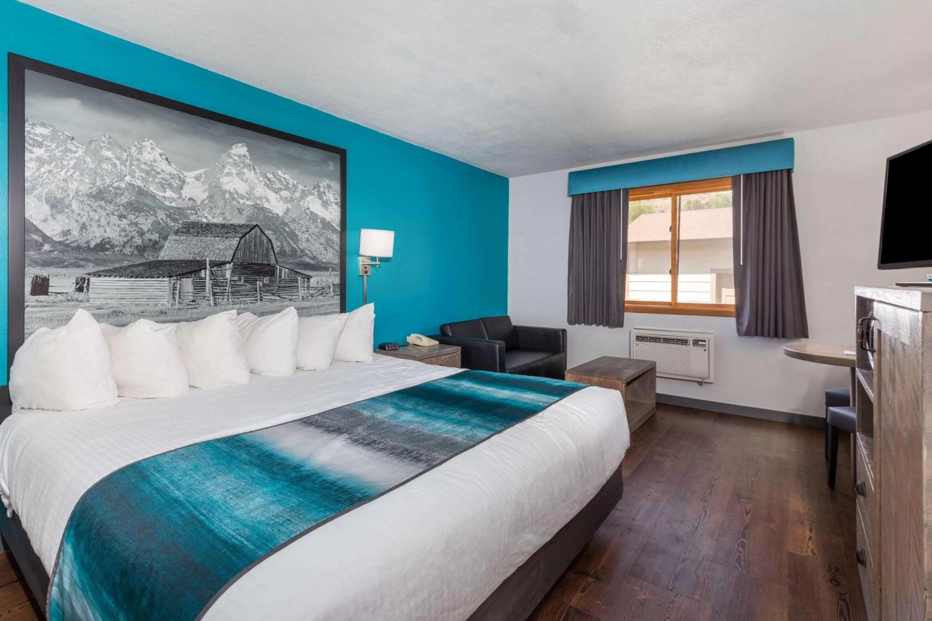 Photo of the whole room, Bed in Super 8 by Wyndham Gardiner/Yellowstone Park Area