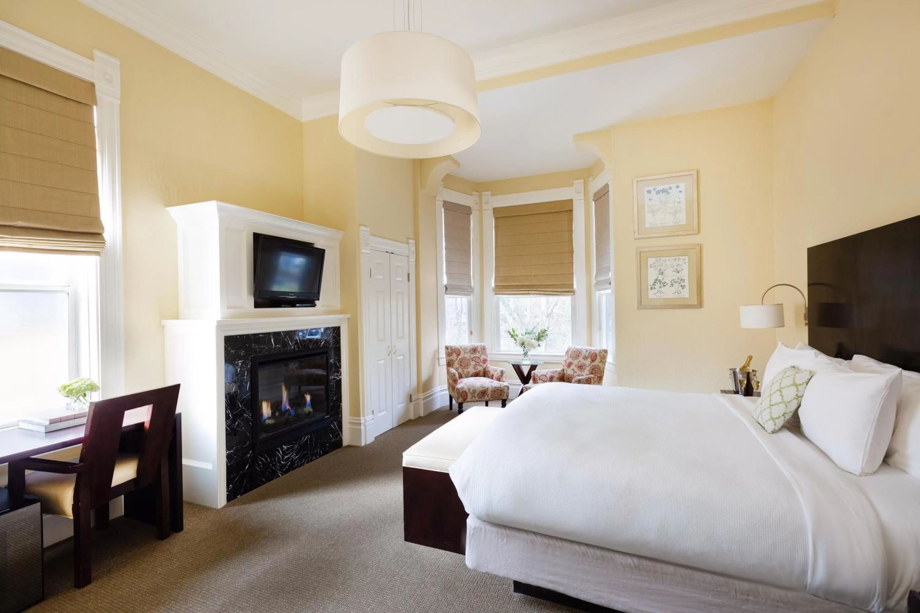 Bed in Healdsburg Inn on the Plaza, A Four Sisters Inn