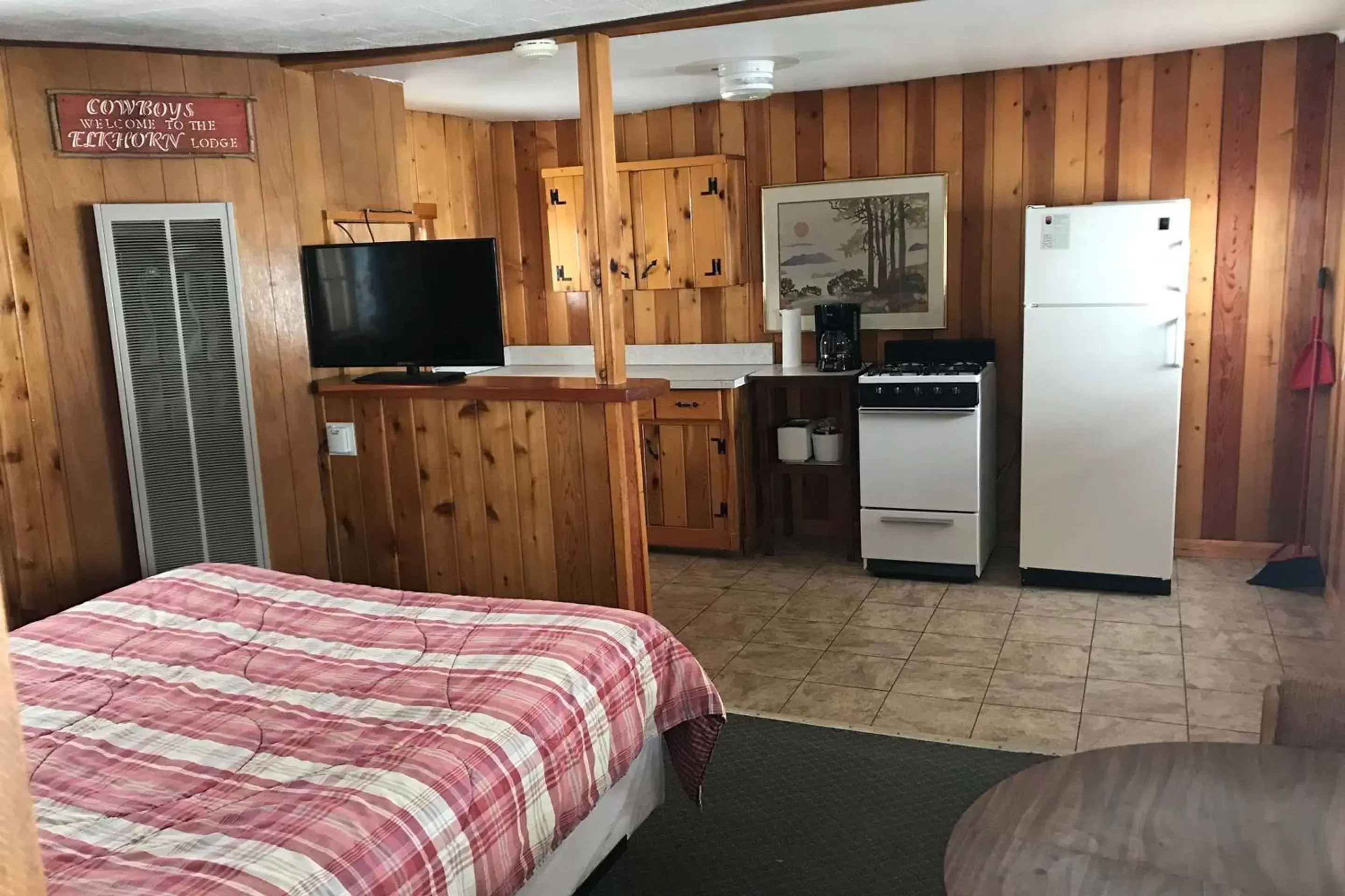 Bed, TV/Entertainment Center in Elkhorn Lodge