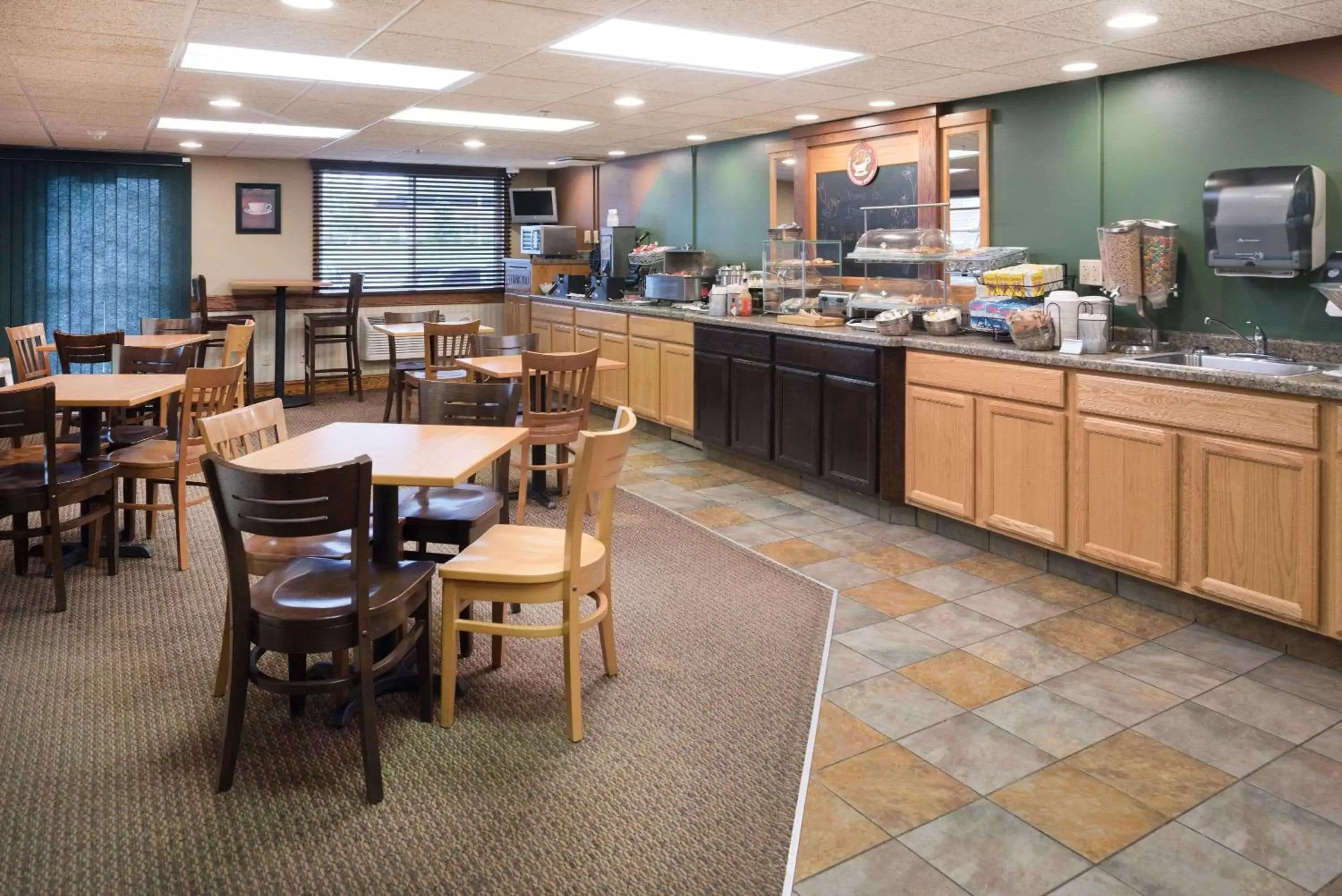 Restaurant/Places to Eat in AmericInn by Wyndham Valley City Conference Center