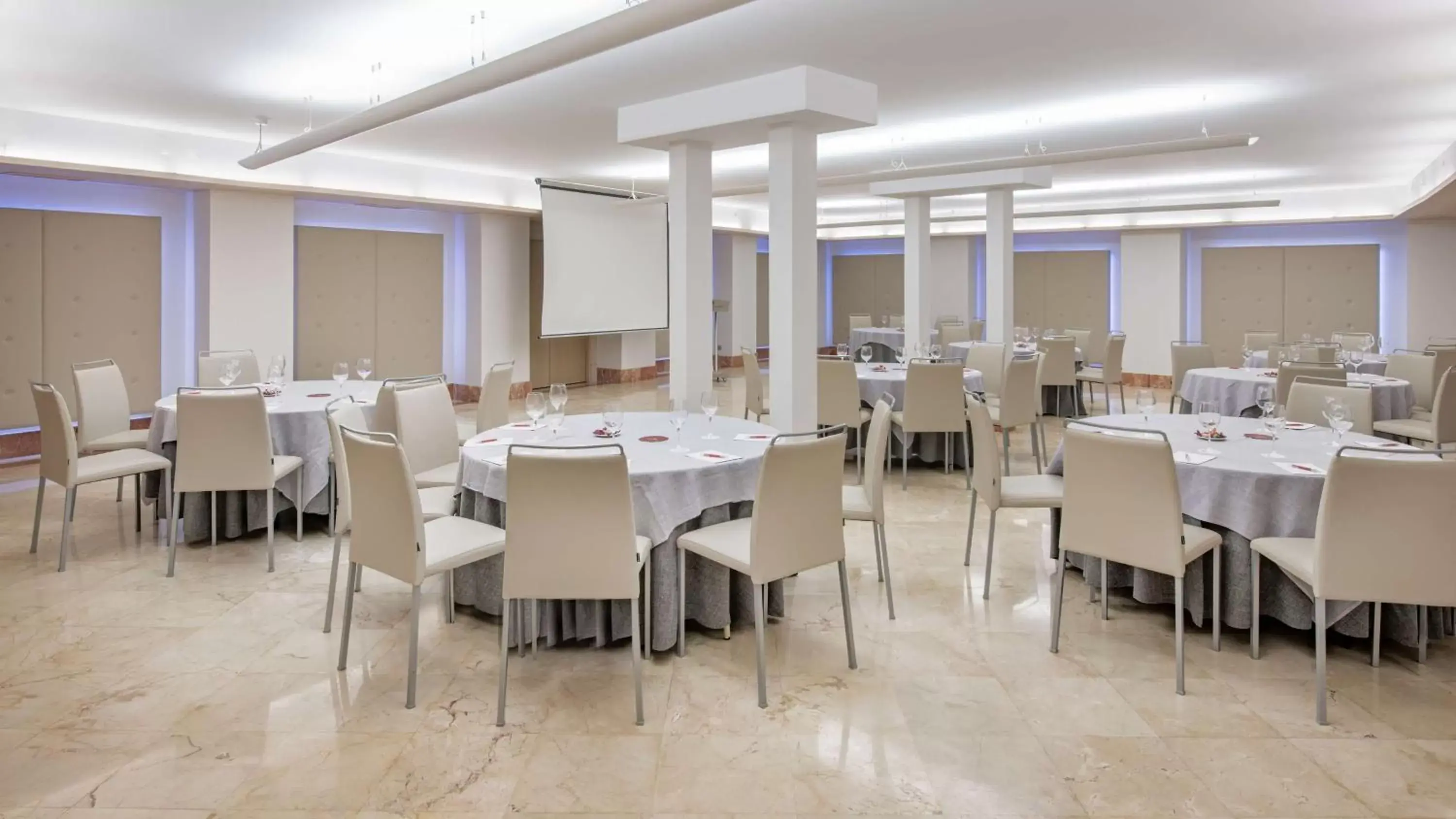 Meeting/conference room, Restaurant/Places to Eat in NH Collection Cáceres Palacio de Oquendo