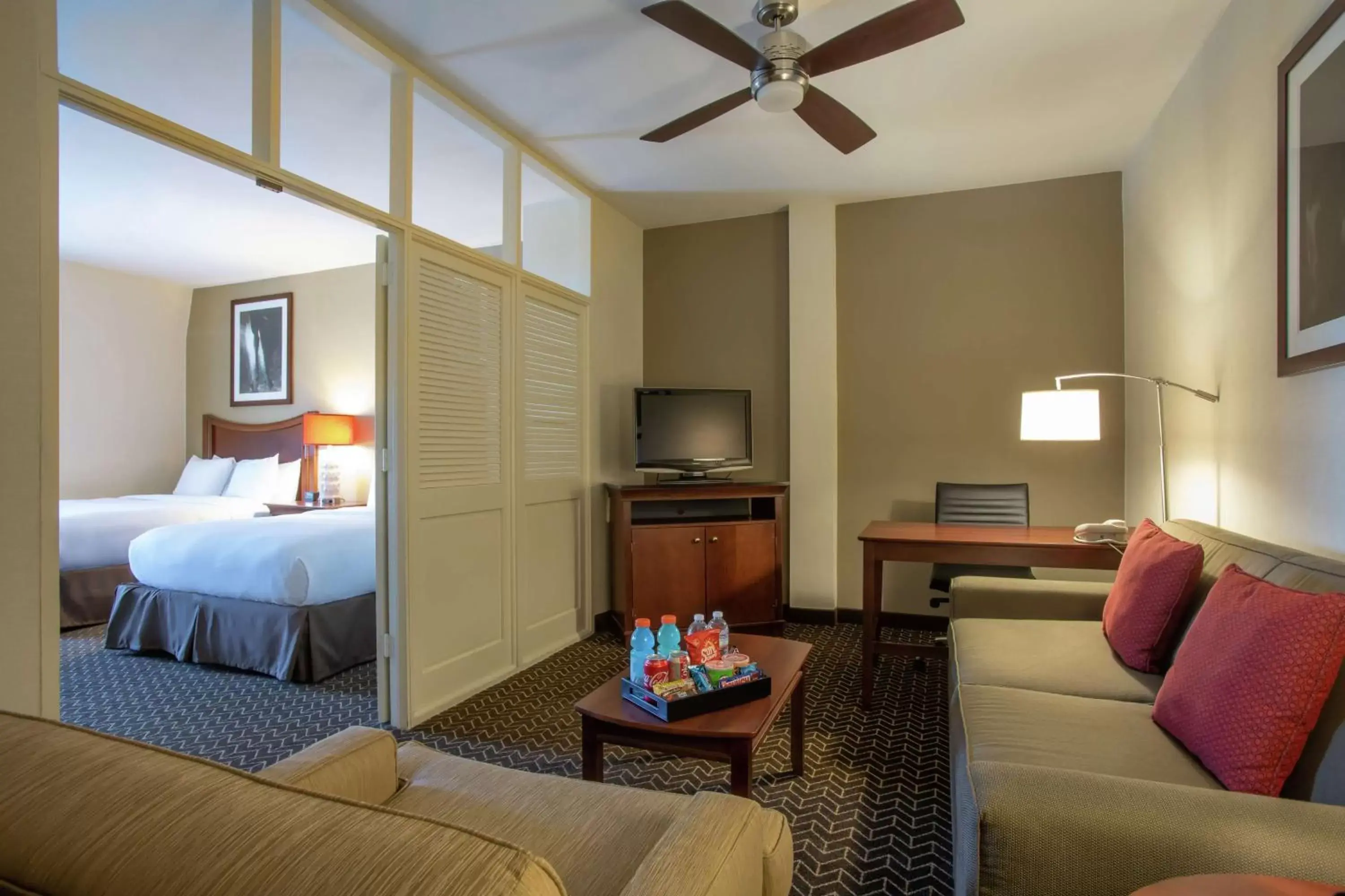 Bedroom, TV/Entertainment Center in DoubleTree Suites by Hilton Lexington