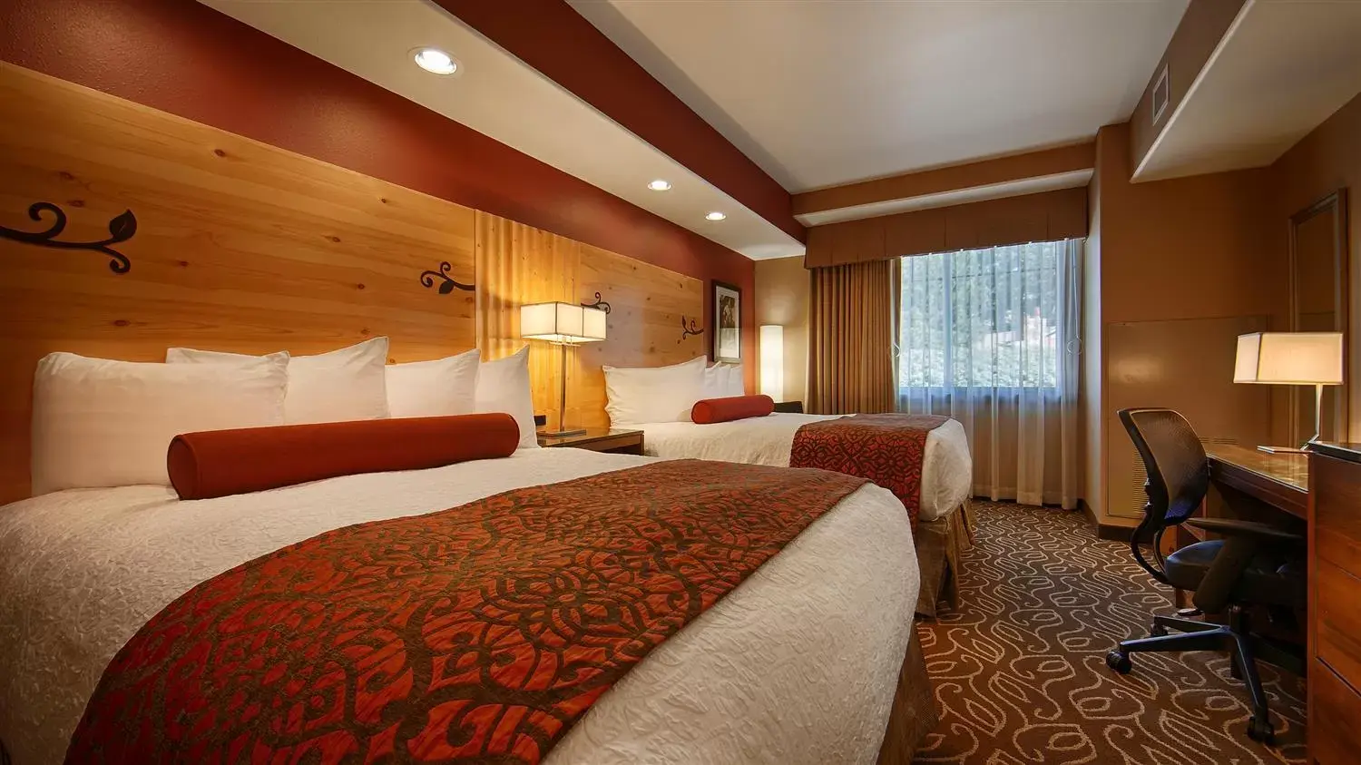Bed in Best Western Premier Ivy Inn & Suites